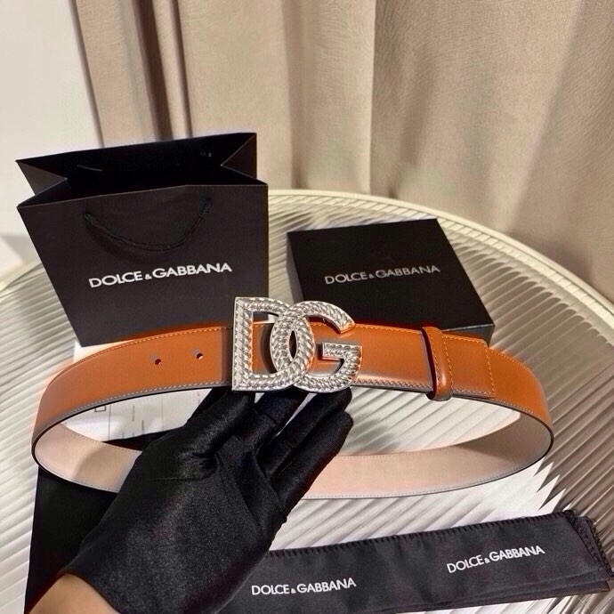 Dolce & Gabbana 徽标小牛皮腰带，风格优雅考究，可为各式造型注入典雅气质，4.0cm