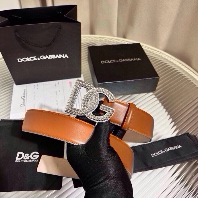 Dolce & Gabbana 徽标小牛皮腰带，风格优雅考究，可为各式造型注入典雅气质，4.0cm