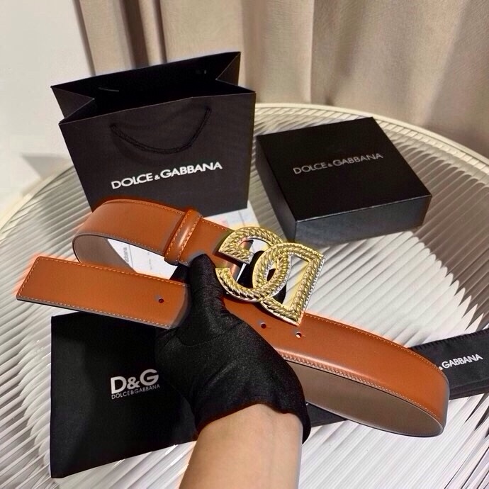 Dolce & Gabbana 徽标小牛皮腰带，风格优雅考究，可为各式造型注入典雅气质，4.0cm