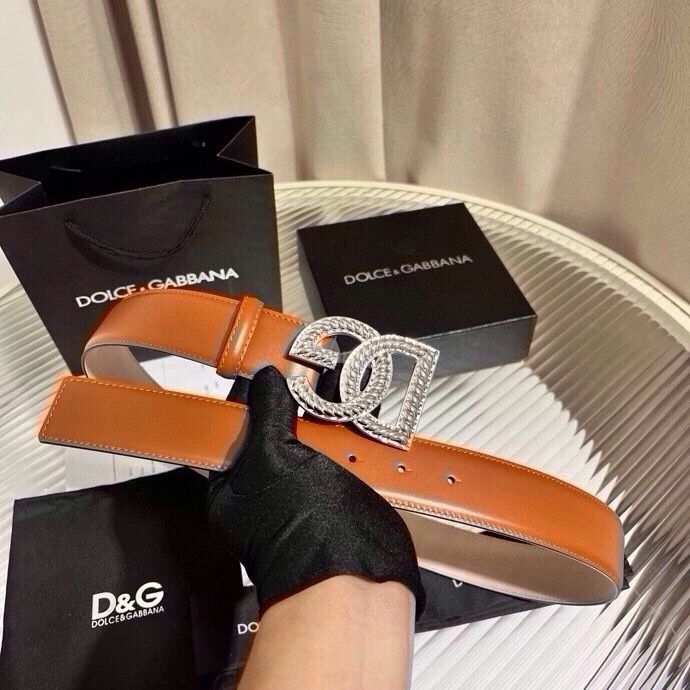Dolce & Gabbana 徽标小牛皮腰带，风格优雅考究，可为各式造型注入典雅气质，4.0cm