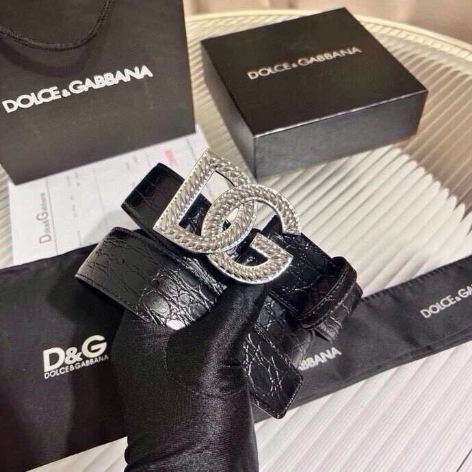 Dolce & Gabbana 徽标小牛皮腰带，风格优雅考究，可为各式造型注入典雅气质，4.0cm