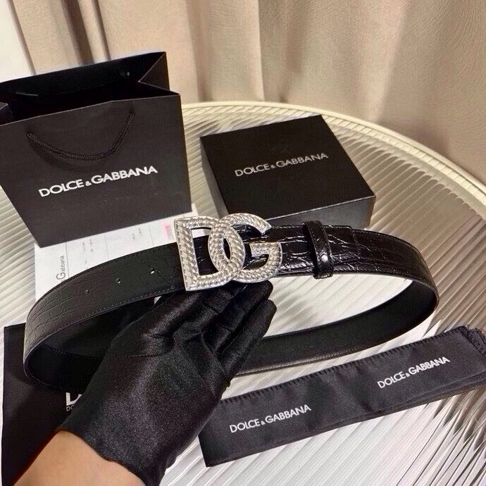 Dolce & Gabbana 徽标小牛皮腰带，风格优雅考究，可为各式造型注入典雅气质，4.0cm