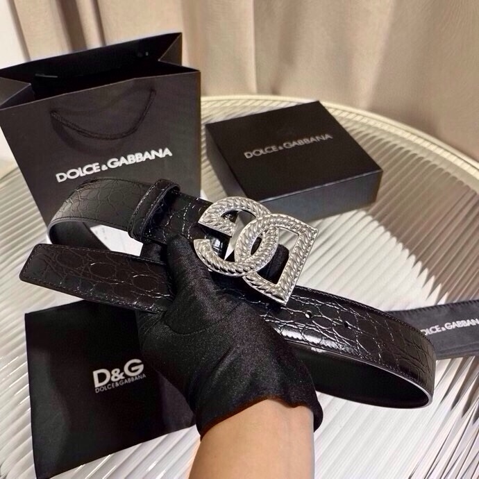Dolce & Gabbana 徽标小牛皮腰带，风格优雅考究，可为各式造型注入典雅气质，4.0cm