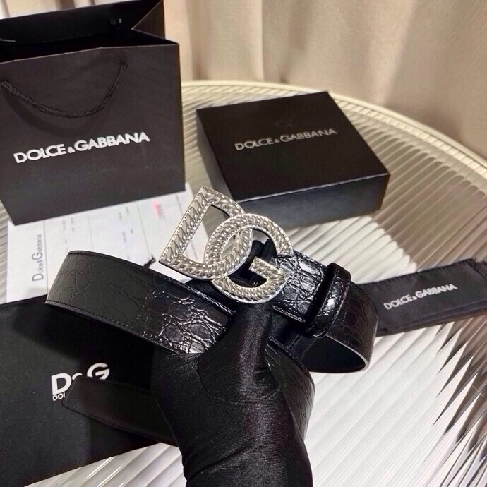 Dolce & Gabbana 徽标小牛皮腰带，风格优雅考究，可为各式造型注入典雅气质，4.0cm