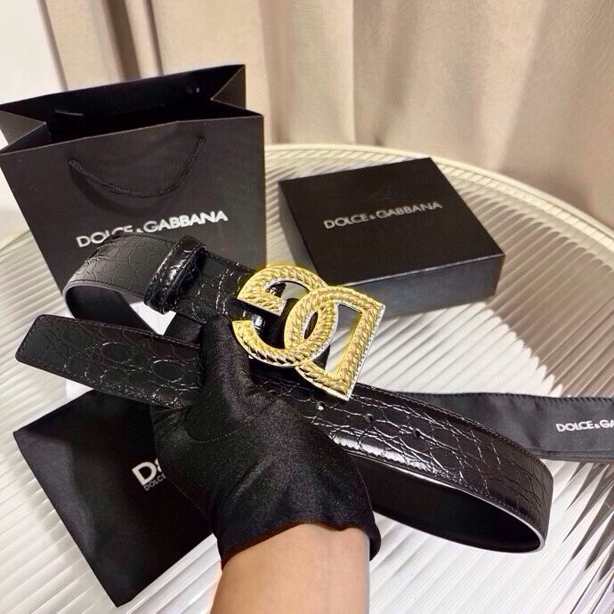 Dolce & Gabbana 徽标小牛皮腰带，风格优雅考究，可为各式造型注入典雅气质，4.0cm