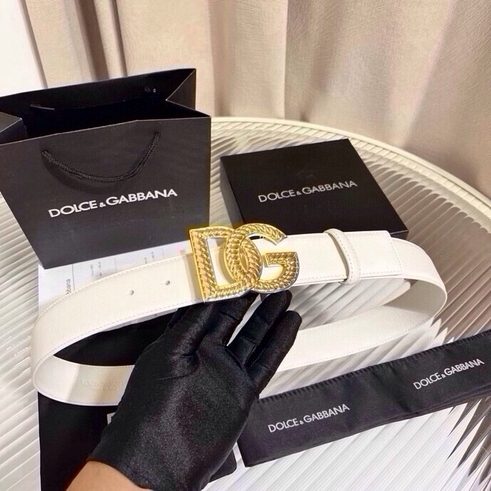 Dolce & Gabbana 徽标小牛皮腰带，风格优雅考究，可为各式造型注入典雅气质，4.0cm