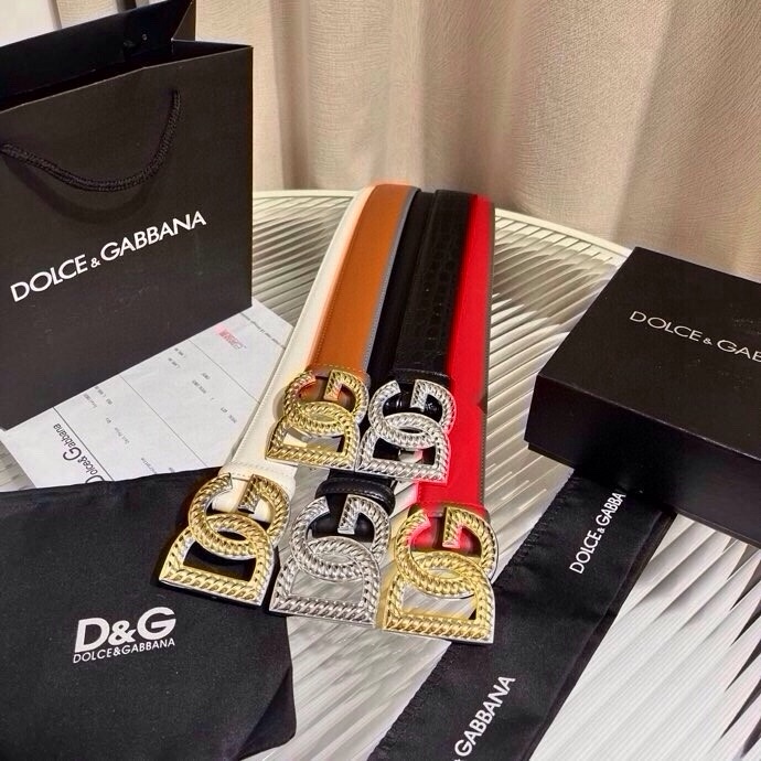 Dolce & Gabbana 徽标小牛皮腰带，风格优雅考究，可为各式造型注入典雅气质，4.0cm