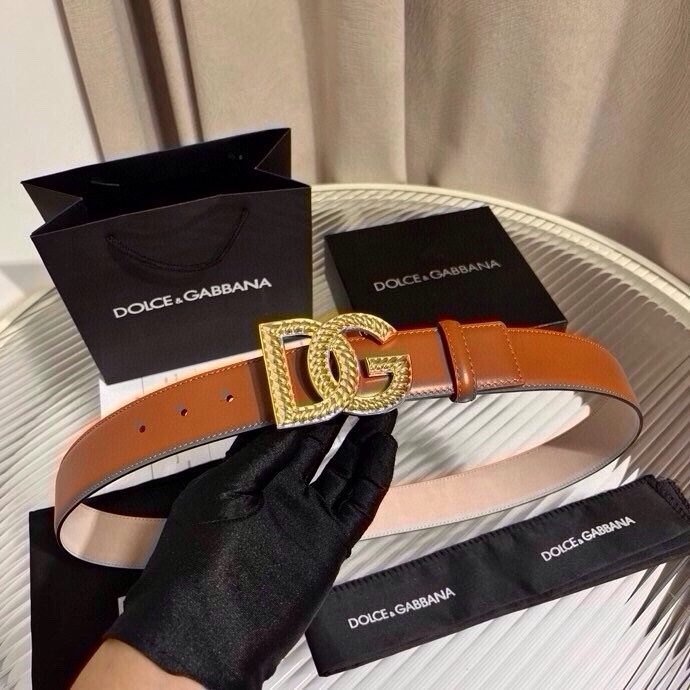 Dolce & Gabbana 徽标小牛皮腰带，风格优雅考究，可为各式造型注入典雅气质，4.0cm