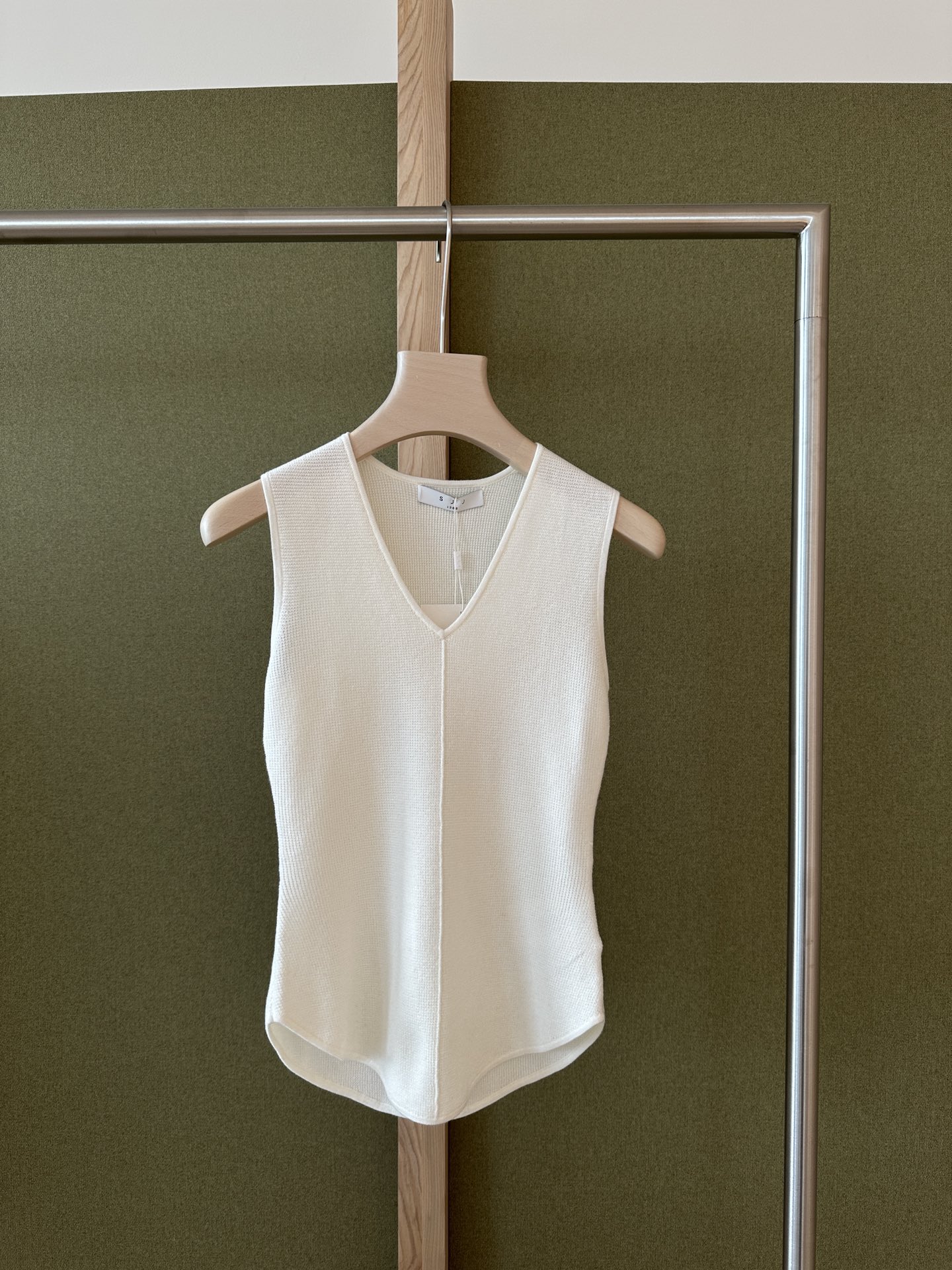 NO:498599,YS ｜ NEW ARRIVALS! S waist knitted vest minimalist waffle texture Temperament and slim V-neck is super beautiful~ SML,,alexander wang19860909YS ｜ NEW ARRIVALS! S腰针织背心 极简华夫格羊毛质地 气质显瘦 V领超美的～ SML,,alexander wang,Women's clothing