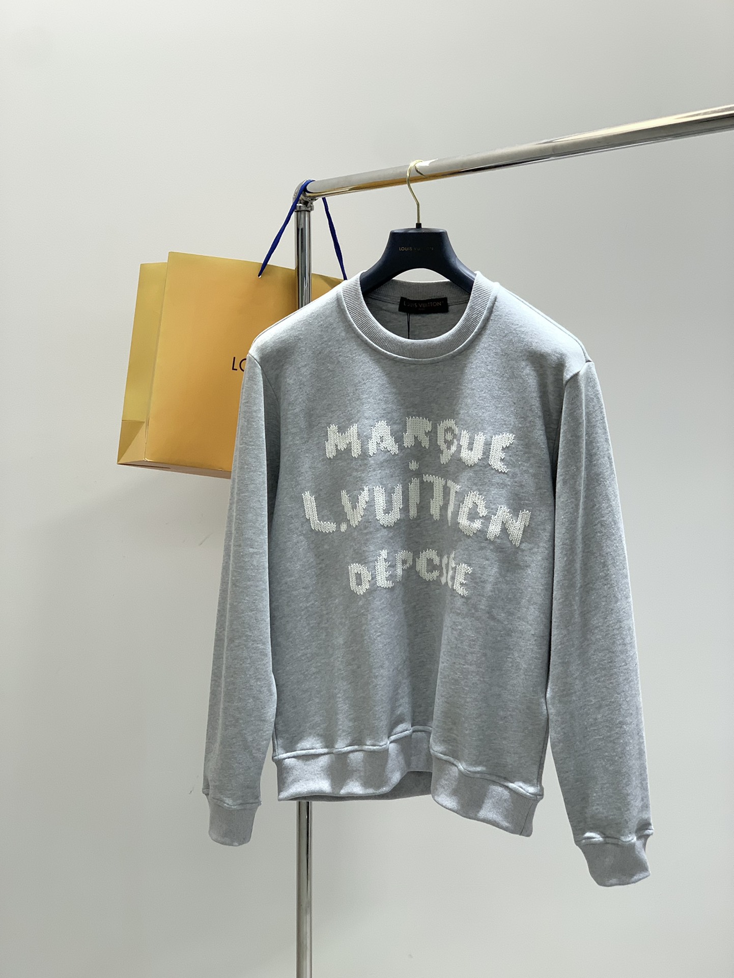 NO:526750,,LouisVuitton, the latest 2025 autumn model, available at the counter at the same time, original single ruthless product, fashionable and casual round neck long-sleeved sweatshirt, very distinctive on the upper body!  Eye-catching and highlighted, imported original fabric, top-grade embroidery craft letter pattern decorative logo, simple but not lacking in fashion, classic and atmospheric, comfortable and breathable, handsome and stylish on the upper body, S-XL Size SML XL Sleeve length 68697071 Bust 112116120124 Shoulder width 45474951 Sleeve length 65666768,,louis vuitton,louis vuitton,hoodie,sweatshirts,alexander wang19860909,LouisVuitton 路易威登,2025秋季最新款,专柜同步有售,原单狠货,时尚休闲圆领长袖卫衣,上身很有特点！吸睛而有亮点,进口原版面料,顶级刺绣工艺字母图案装饰Logo,简单而不失时尚,经典大气,舒适透气,上身帅气有型,码数S-XL 尺码SML XL 衣长68697071 胸围112116120124 肩宽45474951 袖长 65666768,,louis vuitton,louis vuitton,hoodie,sweatshirts,alexander wang,Men's clothing