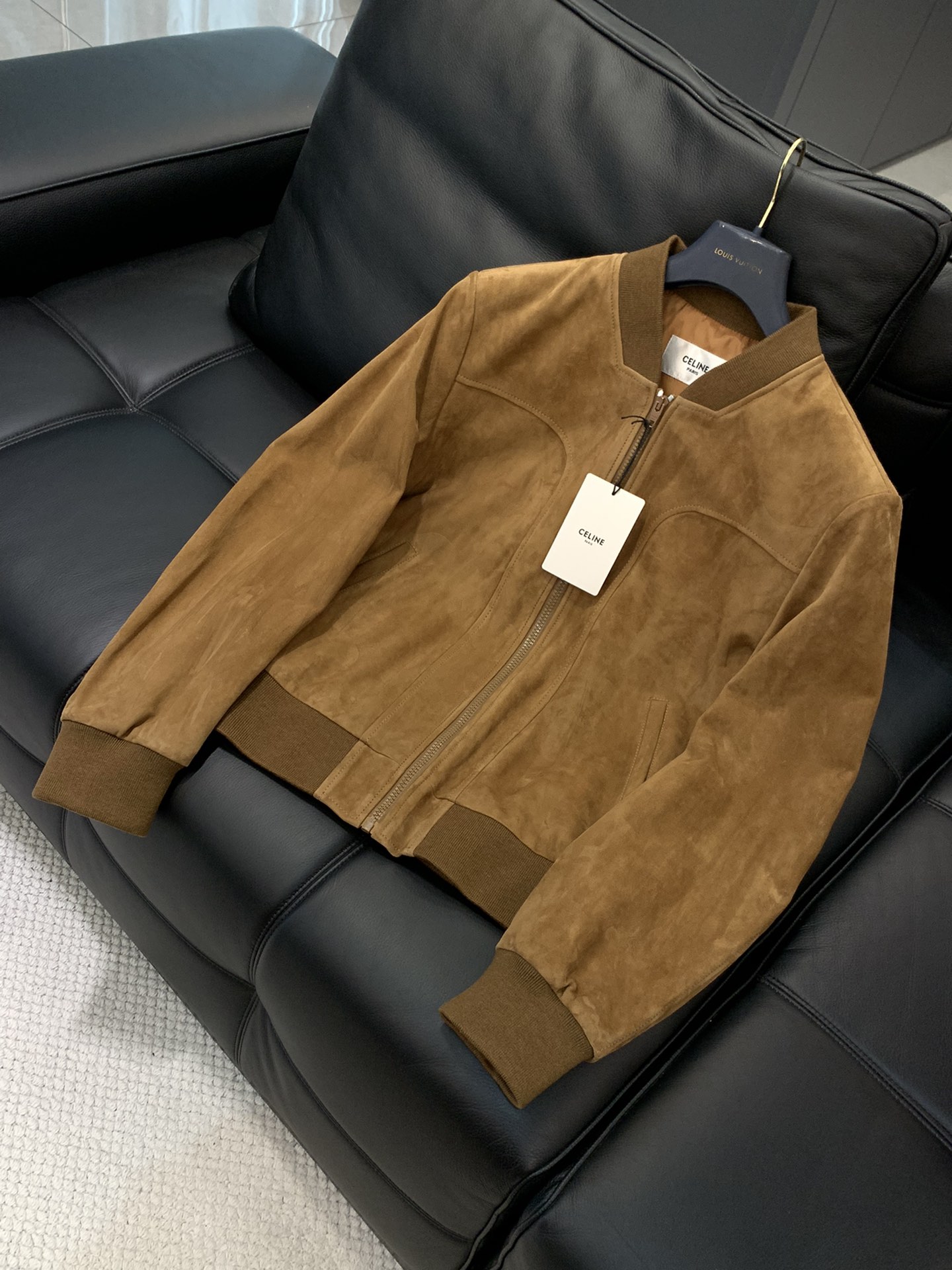 NO:653720,CELINE This jacket is superior to common styles on the market in terms of leather grade, fine workmanship, lining comfort and detailed design. The jackets on the market are more basic, while the CE version has both luxurious texture and long-lasting wear. It not only looks crisp and high-end, but also has a better wearing experience. Size 46-56,,,celine,celine,jackets & coats,alexander wang19860909CELINE 赛琳 这款夹克在 皮料等级、工艺精细度、内衬舒适度与细节设计 上,全面优于市面常见款式.市面夹克更偏向基础 而 CE 的版本则兼具 奢华质感与长久耐穿,不仅外观挺括高档,穿着体验也更佳.码数46-56,,,celine,celine,jackets & coats,alexander wang,Men's clothing