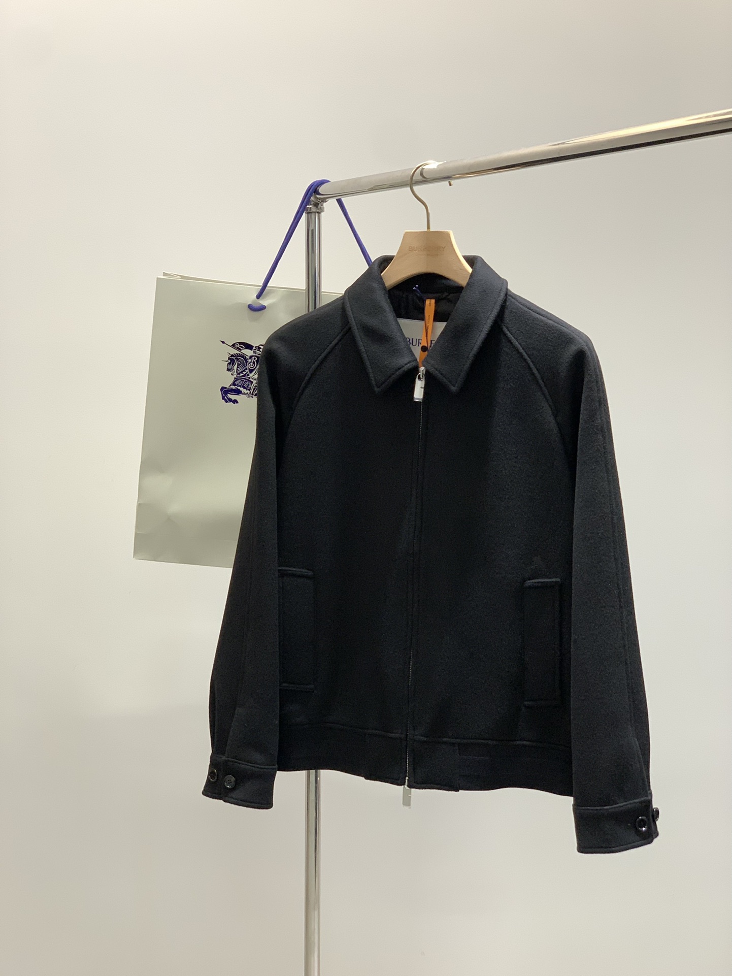 NO:528960,Burberry cashmere Harrington jacket 2025 new model, what is the value of the official website purchase agent? We will make the most valuable products, and the genuine leather raw material series continues to be new. The Harrington jacket is made of Italian worsted light cashmere fabric. It presents a casual style and embroidered with the Equestrian Knight logo (EKD) embroidery. From Burberry's classic series, interprets the essential styles of the wardrobe in a distinct brand style. Two-way zipper opening and closing | Rib knit collar | Side insert bag | Buckle cuffs | Embellished Equestrian Knight logo (EKD) embroidery | Comes with clothing dust bag. The casual style is looser than the regular style. This Harrington jacket is selected for Italian worsted light cashmere fabric  Creation, soft and delicate touch, while maintaining a crisp silhouette. Thanks to the natural fluffy and warm characteristics of cashmere fiber, it is light and not heavy when worn, but it can bring a sufficient warmth. The inner lining is made of the same color Knight logo (EKD) with a low-key luster, smooth in hand, and luxurious in details. The chest is embroidered with the same color EKD embroidery, which shows Burberry's brand imprint in a low-key manner. The classic lapel and two-way zipper closure ensure the convenience of putting on and taking off, and the styling layer can be adjusted freely; the cuffs are buckled to enhance the three-dimensional and structural sense; the side insert bags are practical and simplified, continuing the functional tradition of Harrington jackets. The body style is casual cut, which is looser than the regular style, suitable for daily layering. 46-56,,,burberry, jackets &  coats, jackets & coats,alexander wang19860909巴宝莉 羊绒哈林顿外套 2025新款 官网代购什么价值 .咱们就做什么价值的货 ,真皮原料系列持续上新. 哈林顿外套,选用意大利精纺轻盈羊绒面料打造.呈现休闲版型,点缀马术骑士徽标（EKD）刺绣.来自 巴宝莉经典之作系列,以鲜明品牌风格诠释衣橱必备款式. 双向拉链开合｜罗纹针织衣领｜侧插袋｜扣袢袖口｜点缀马术骑士徽标（EKD）刺绣｜随附衣物防尘袋 休闲版型较常规版型剪裁更为宽松. 这款哈林顿外套甄选 意大利精纺轻盈羊绒面料 打造,触感柔滑细腻,同时保有挺括的廓形.得益于羊绒纤维的天然蓬松与保暖特性,穿着时轻盈不显厚重,却能带来充足的保暖感. 内里采用 同色系骑士徽标（EKD）提花里衬,光泽低调,手感顺滑,细节尽显奢华.胸前点缀同色系 EKD 刺绣,低调中彰显 巴宝莉的品牌印记. 经典的翻领搭配双向拉链门襟,既保证了穿脱便利,又能自由调节造型层次；袖口采用 扣袢工艺,增强立体感与结构感；侧插袋兼具实用与简洁,延续哈林顿夹克的功能性传统. 衣身版型为 休闲剪裁,比常规版型更为宽松,适合日常叠穿 码数46-56,,,burberry,jackets & coats,jackets & coats,alexander wang,Men's clothing