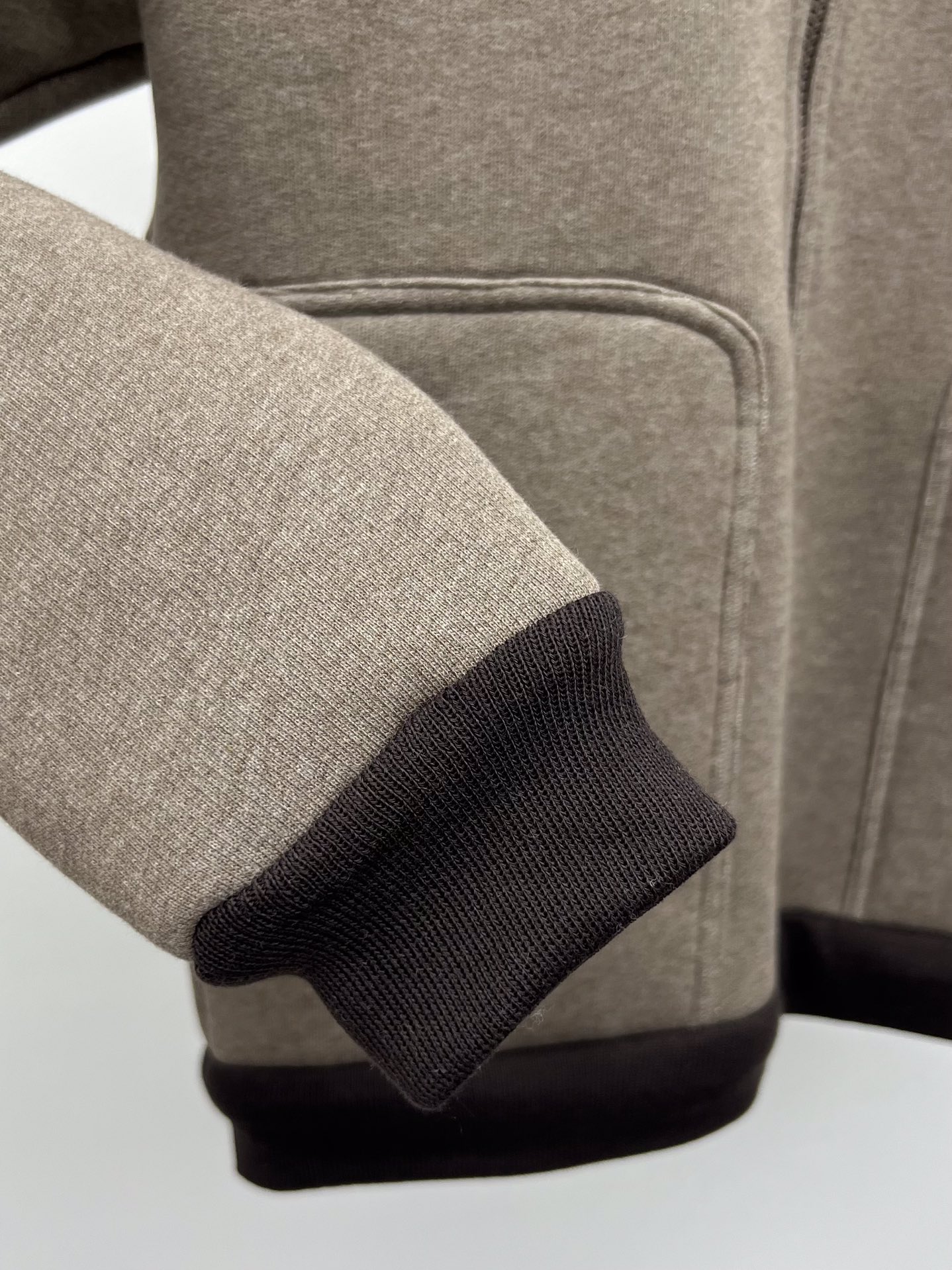 miumi*棉质抓绒拉链夹克柔软的抓绒面料成为miu衣橱新宠极简线条为这款夹克赋予休闲气息拼接羊羔毛领子