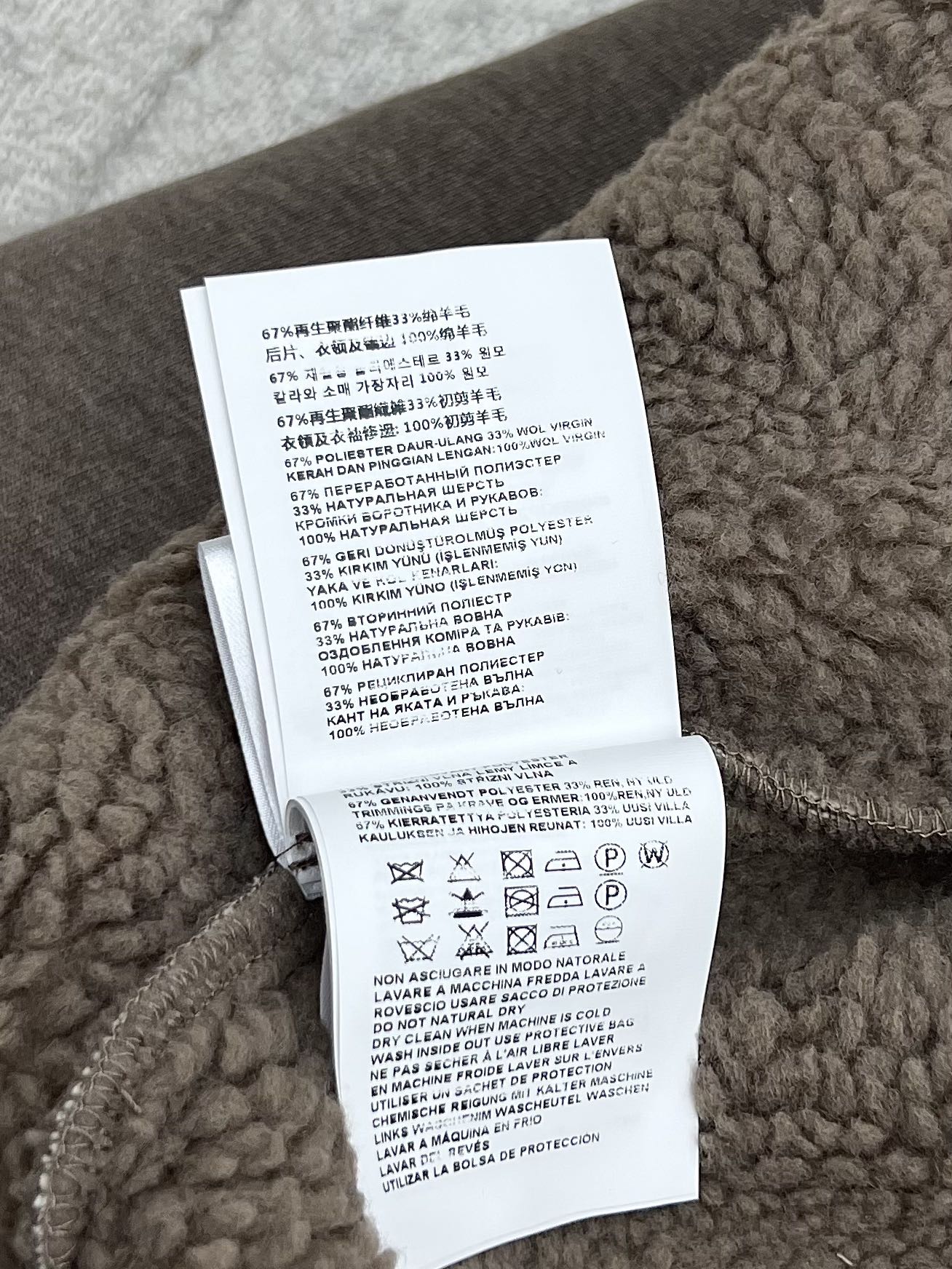 miumi*棉质抓绒拉链夹克柔软的抓绒面料成为miu衣橱新宠极简线条为这款夹克赋予休闲气息拼接羊羔毛领子