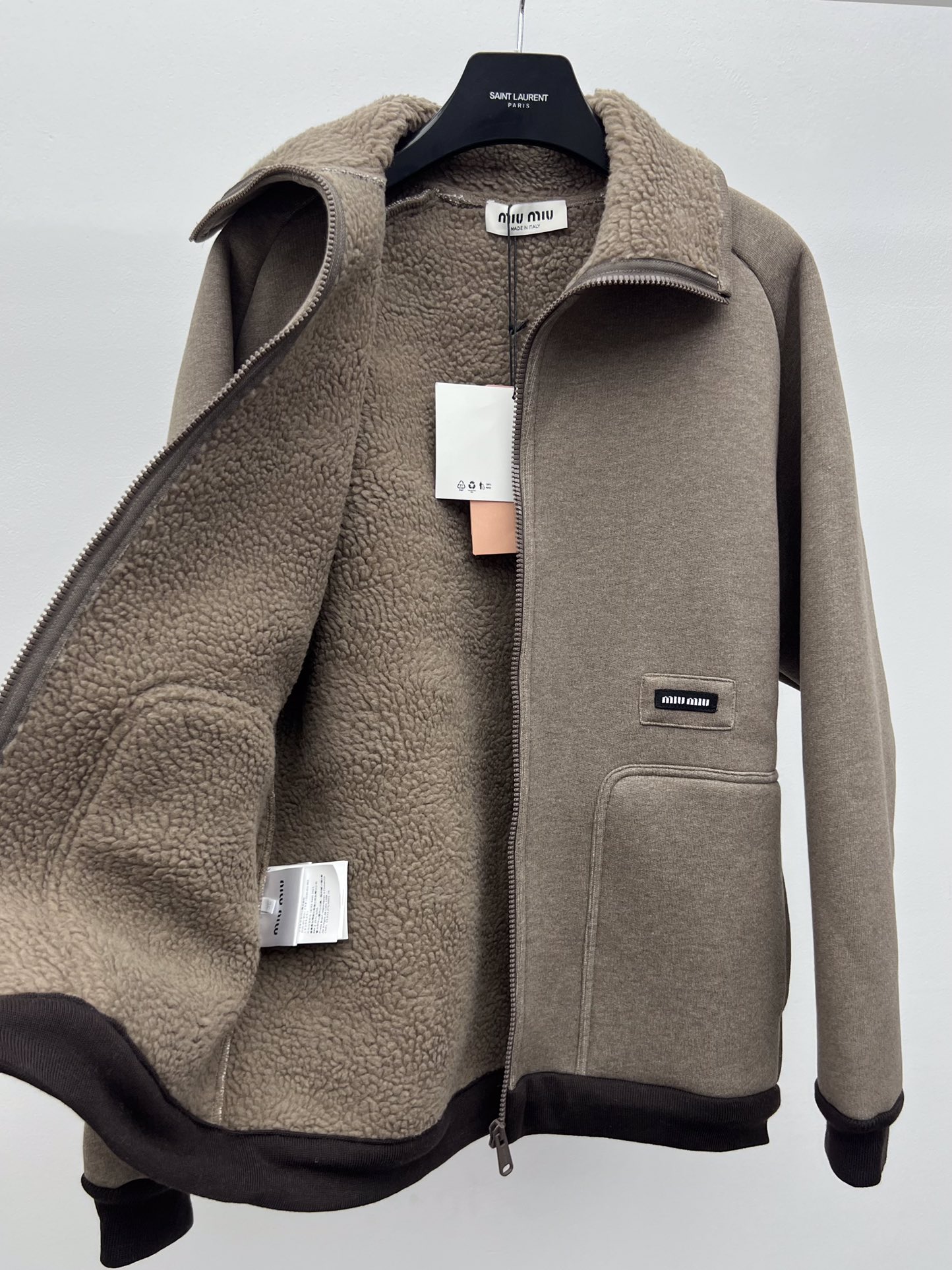 miumi*棉质抓绒拉链夹克柔软的抓绒面料成为miu衣橱新宠极简线条为这款夹克赋予休闲气息拼接羊羔毛领子