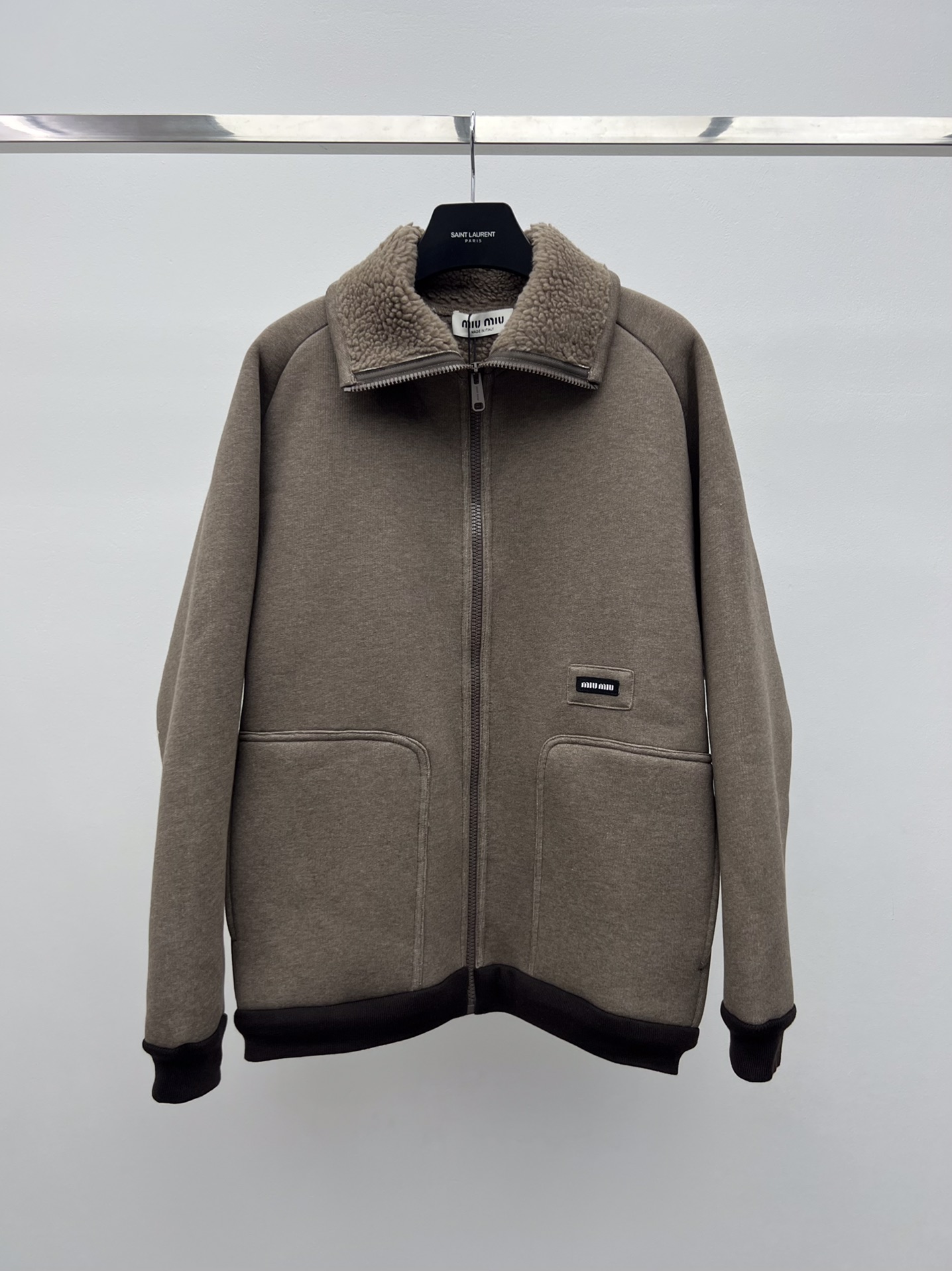 miumi*棉质抓绒拉链夹克柔软的抓绒面料成为miu衣橱新宠极简线条为这款夹克赋予休闲气息拼接羊羔毛领子