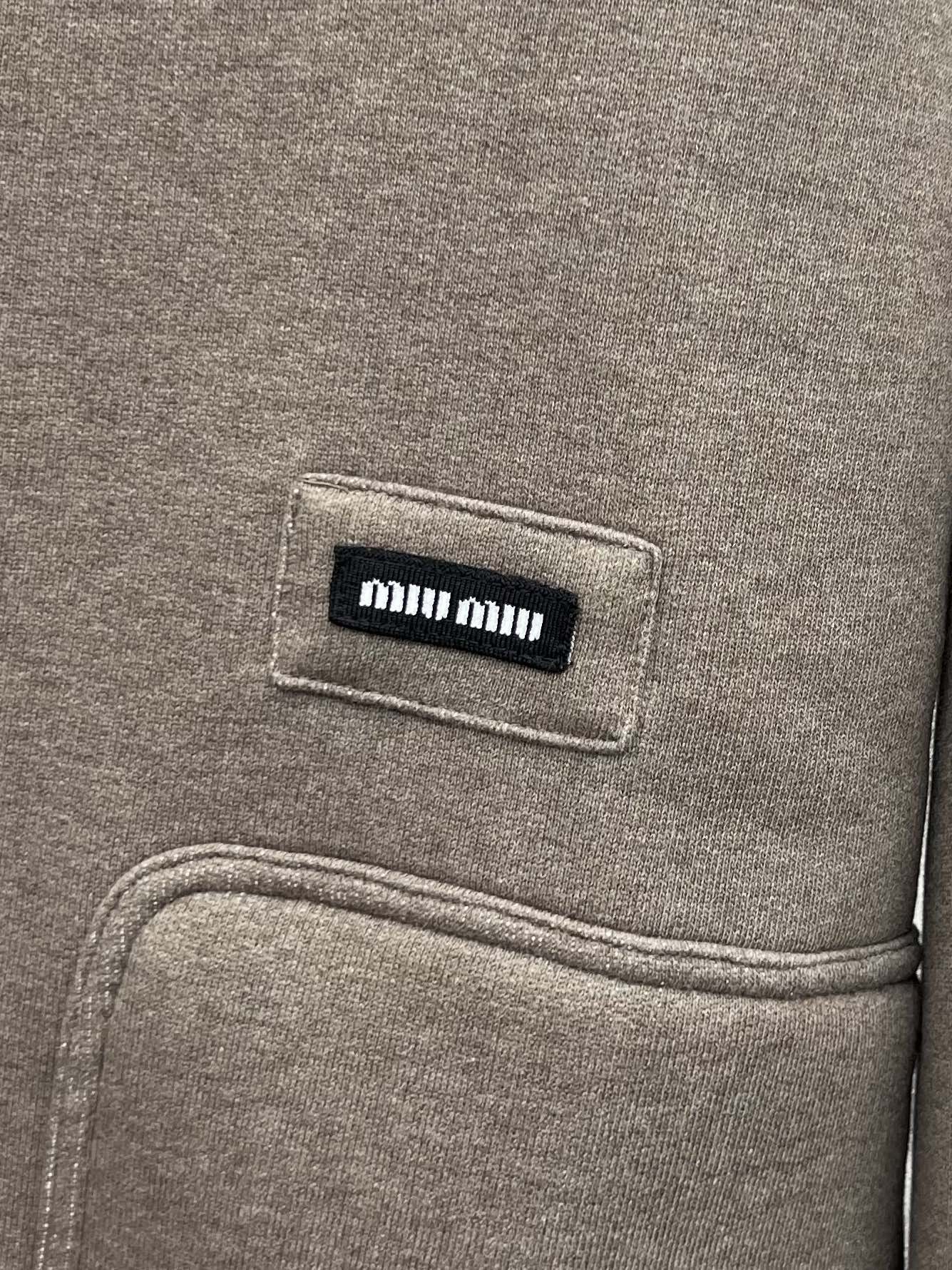 miumi*棉质抓绒拉链夹克柔软的抓绒面料成为miu衣橱新宠极简线条为这款夹克赋予休闲气息拼接羊羔毛领子