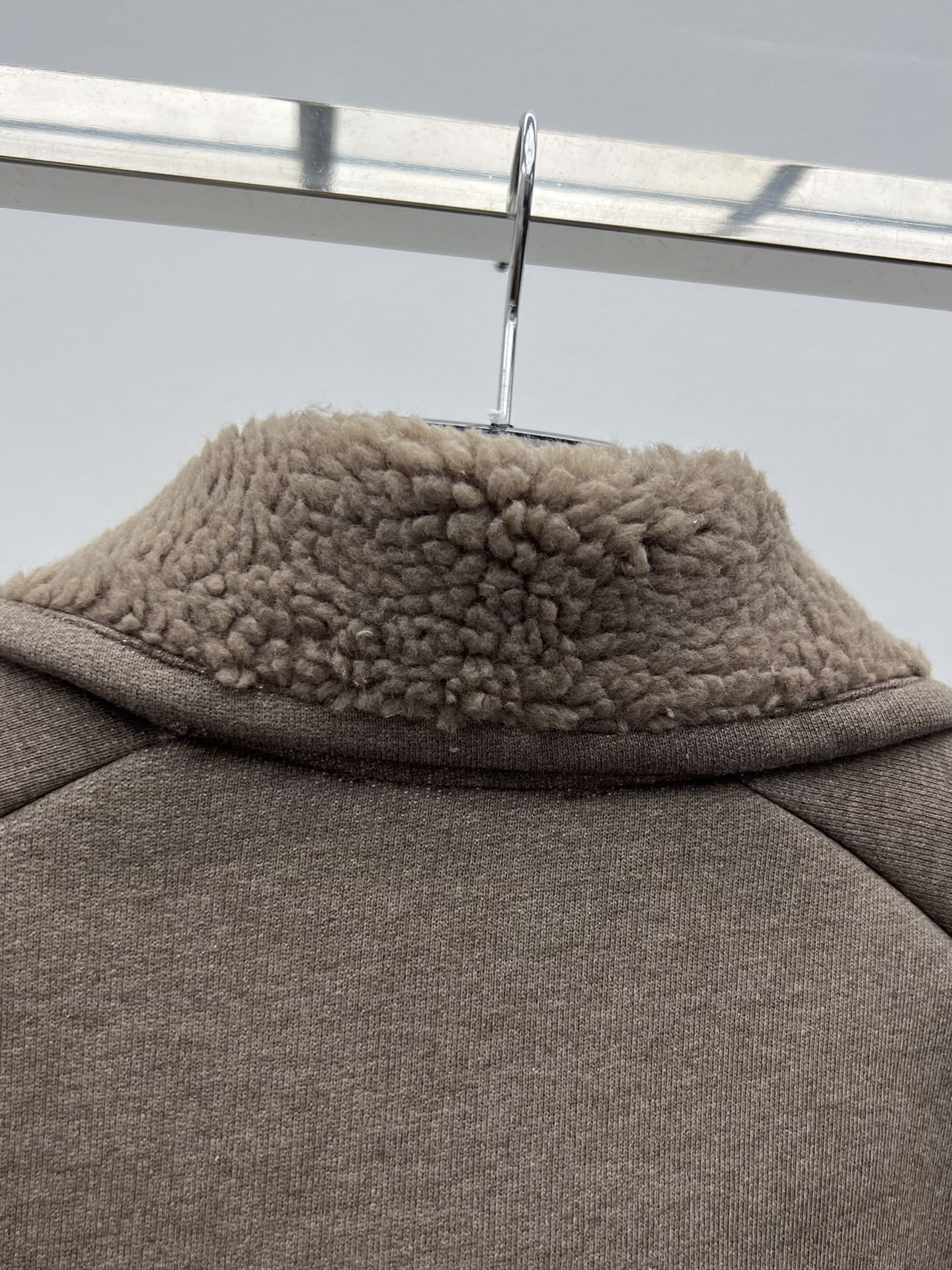 miumi*棉质抓绒拉链夹克柔软的抓绒面料成为miu衣橱新宠极简线条为这款夹克赋予休闲气息拼接羊羔毛领子