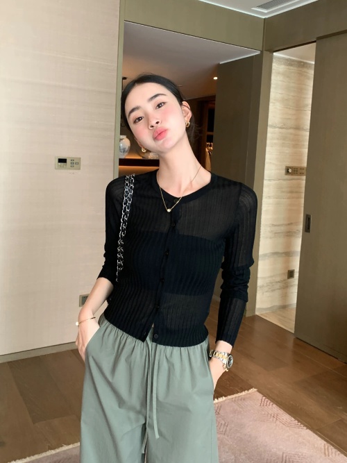 Elegant 100% Wool Knit Cardigan - Lightweight, Soft & Perfect for All Seasons 1 Elegant 100% Wool Knit Cardigan - Lightweight, Soft & Perfect for All Seasons