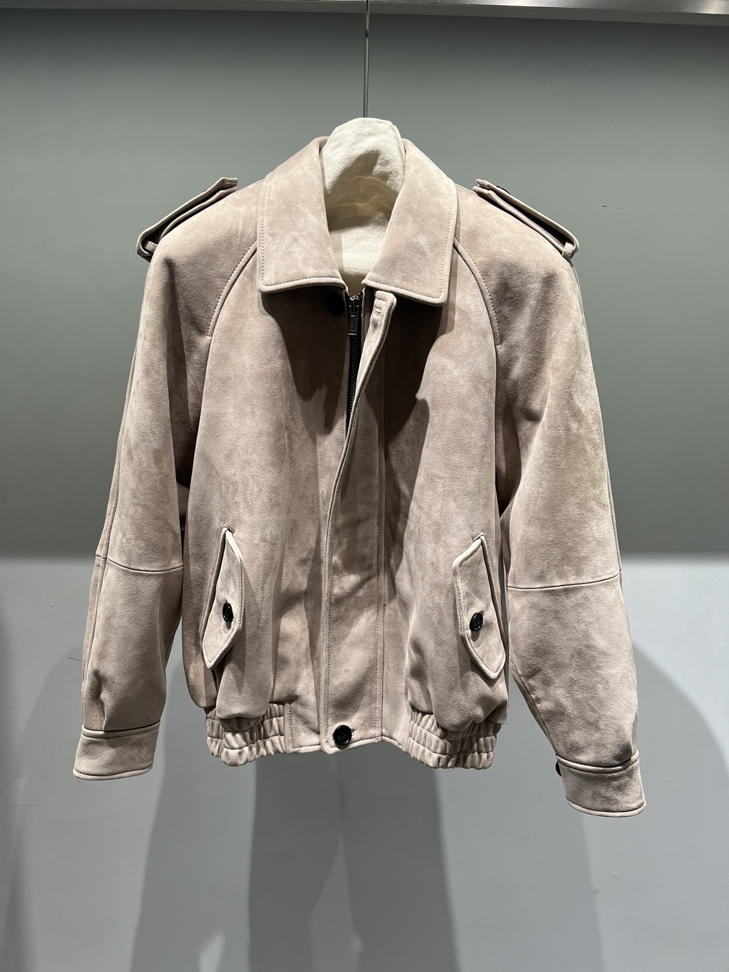 NO:755062,,Imported sheepskin suede with original hardware, the buttons are also horn buttons with laser logo, very delicate, the original version is super correct, wide shoulders and large version ~, men's clothing, sheepskin,19860909,进口羊皮绒面搭配原版五金,扣子也是牛角扣激光logo,非常精致,原版版型超正,阔肩大版型哦～,男装,sheepskin,,Women's clothing