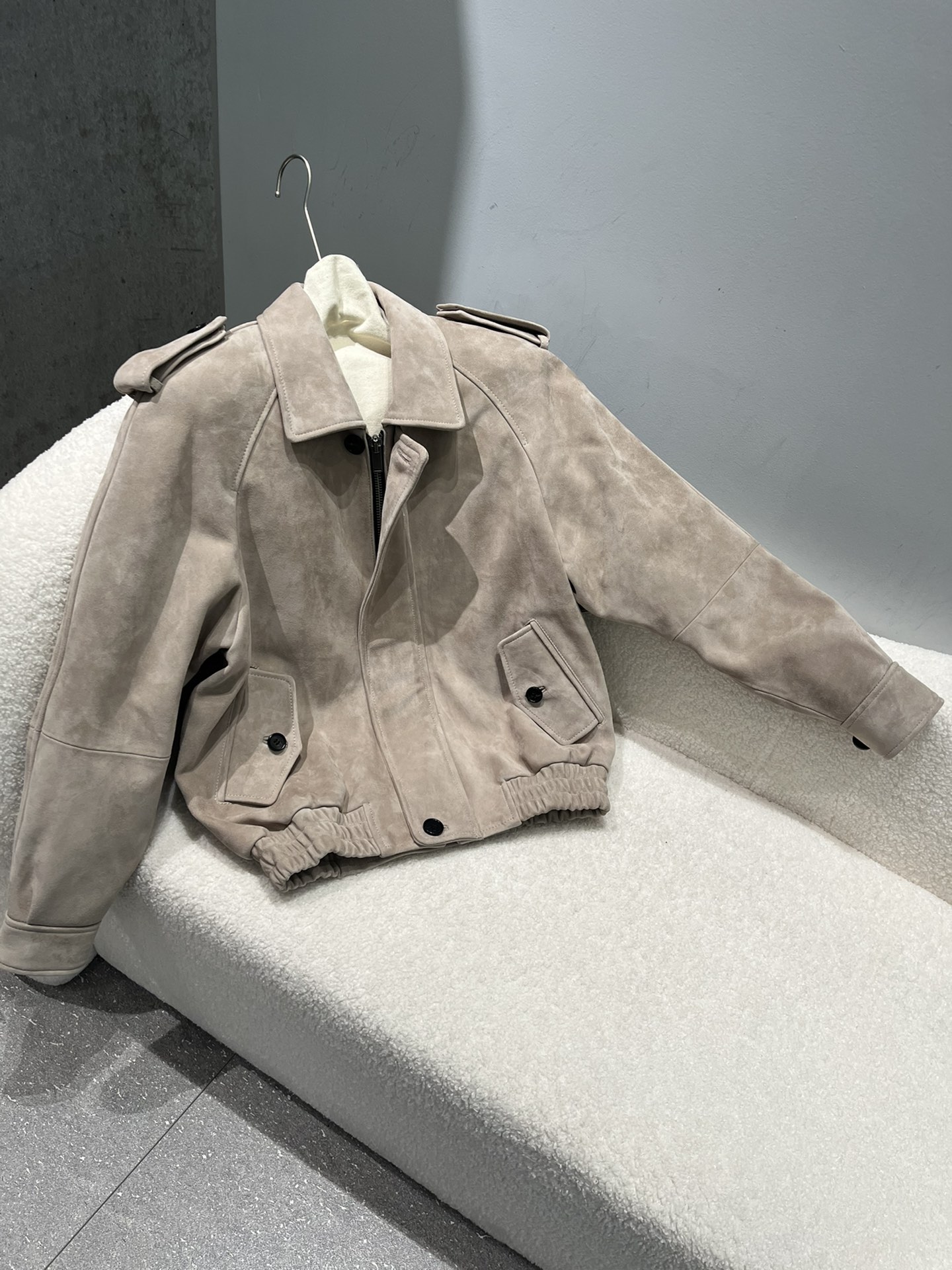 NO:755069,Sizes S-19860909尺寸S- Xl码,绒面灰色和皮面黑色 ,进口羊皮绒面搭配原版五金,扣子也是牛角扣激光logo,非常精致,原版版型超正,阔肩大版型哦～,男装,sheepskin,,Women's clothing