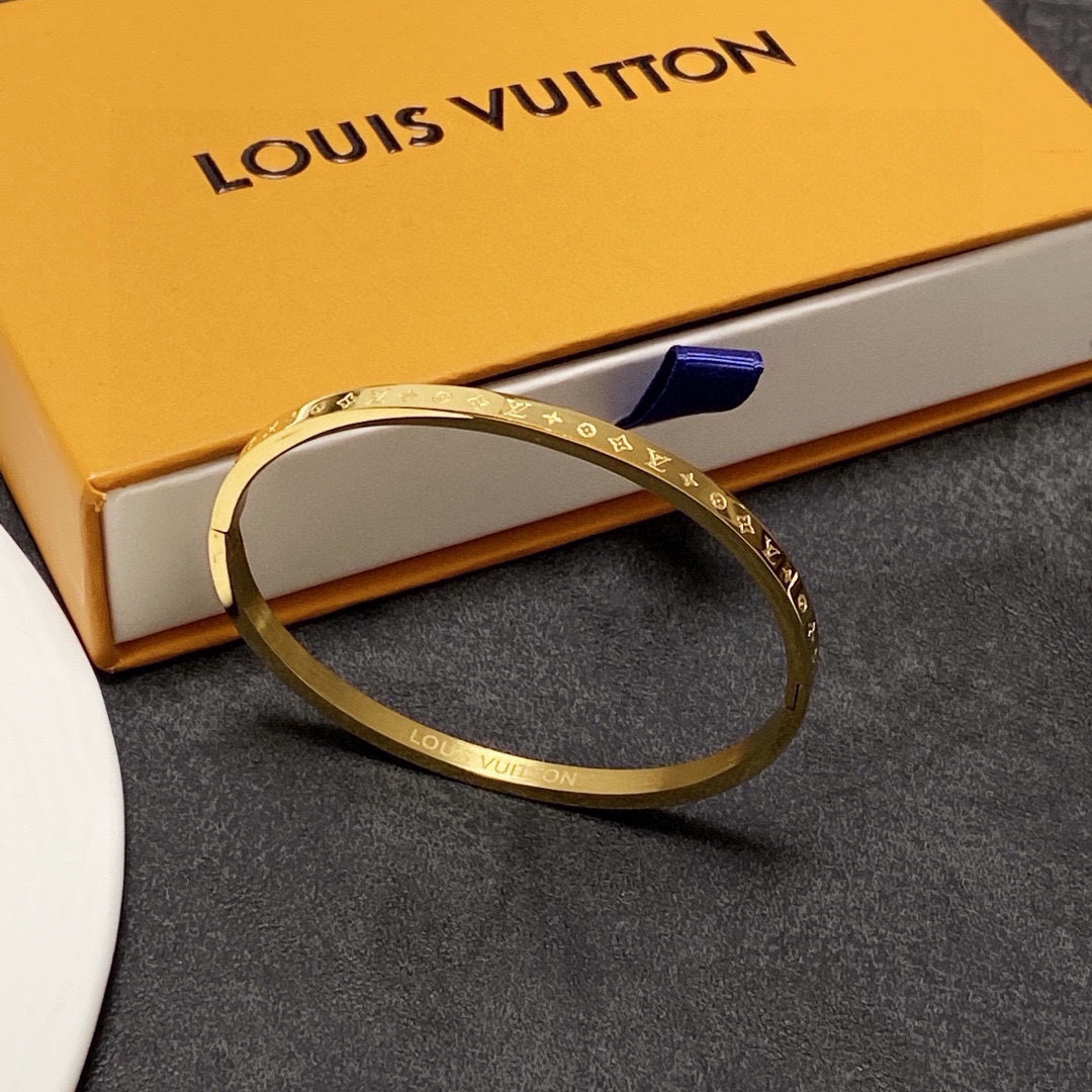 NO:381765,New LV Louis Vuitton series bracelets for men and women, neutral style!  Top craftsmanship CNC cutting Imported engraving machine engraving, heavy industry creation, fried chicken with high-end texture, super good quality Lv bracelet, jewelry boutique, louis vuitton, louis vuitton, bracelet19860909新款 LV路易威登系列手镯 男女可戴 中性款！顶级工艺 cnc切割 进口雕刻机雕刻 重工打造 炒鸡质感高档质感超级好的一款Lv手镯,饰品精品,louis vuitton,louis vuitton,bracelet,Jewelry