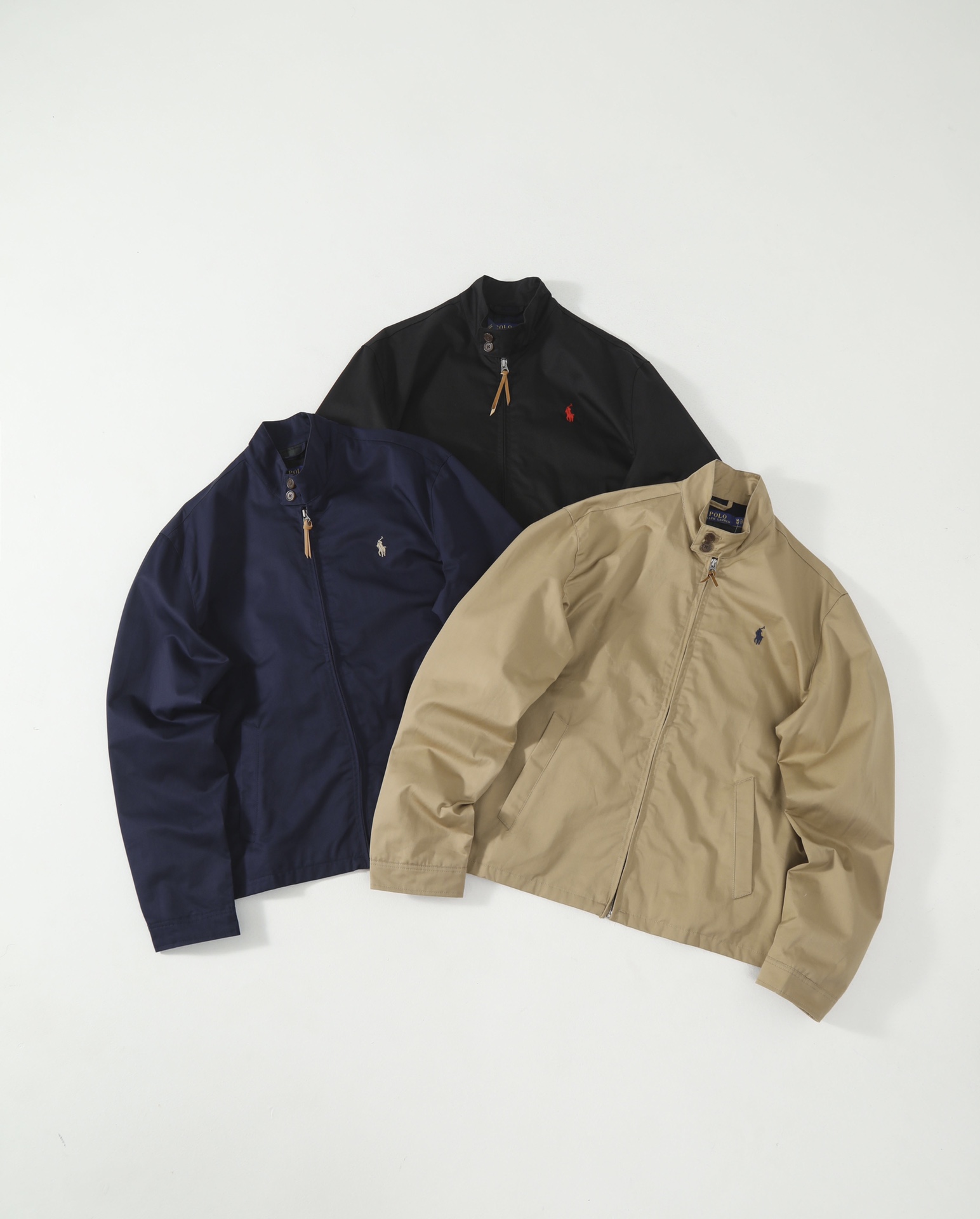 供 Ralph Lauren拉夫劳伦中古夹克|经典复古哈林顿外套 男女同款 季节使用率超高,复古潮流与实穿性完美结合! 经典哈林顿版型,立领拉链设计,防风百搭 · 100%纯棉面料,柔软舒适,新款无法比拟的复古质感,定织格纹内衬,细节满满,黄铜拉链+皮拉链头,标志性刺绣小马Logo,精致彰显品味,中性设计,男女皆可驾驭,情侣穿搭首选 三色可选,经典永不过时,轻松搭配各种风格 无论是街头潮流、休闲日常还是复古造型,这件夹克都能完美融入你的衣橱,四季常穿不过时.原版开发,实拍呈现,所见即所得! 好穿、百搭、高级——复古爱好者闭眼入! 颜色:藏青 黑色 卡其 衣长: 69 71 73 75 袖长:64.5 66 67.5 69 胸围:118 122 126 130 肩宽: 51 52 53 54