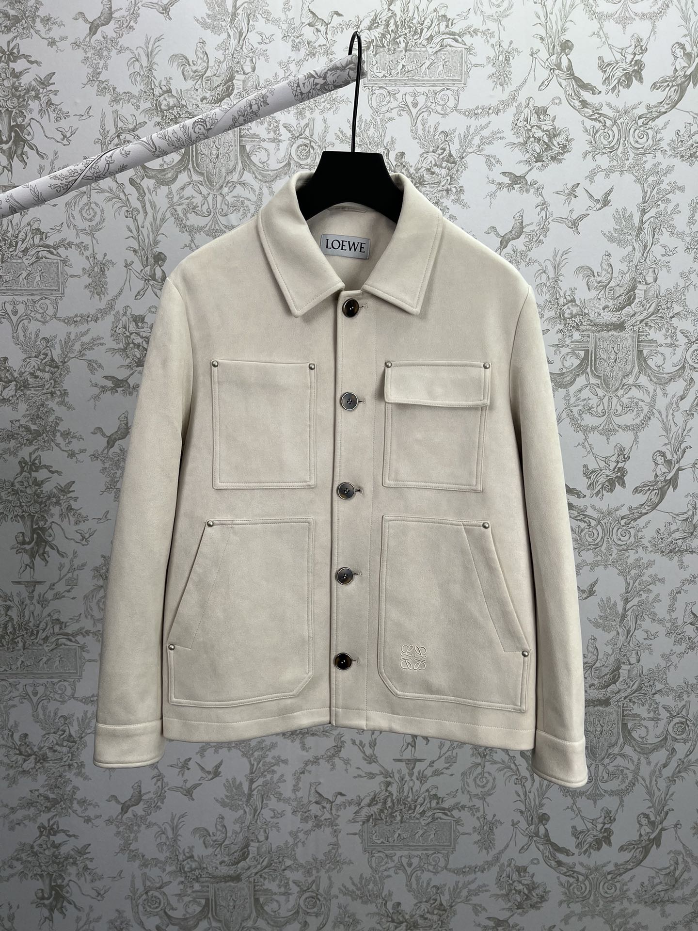 🅿️530 Loewe 25ss nueva chaqueta de trabajo color blanco con cuello clásico, bolsillos con bordado Anagram, versión alt…