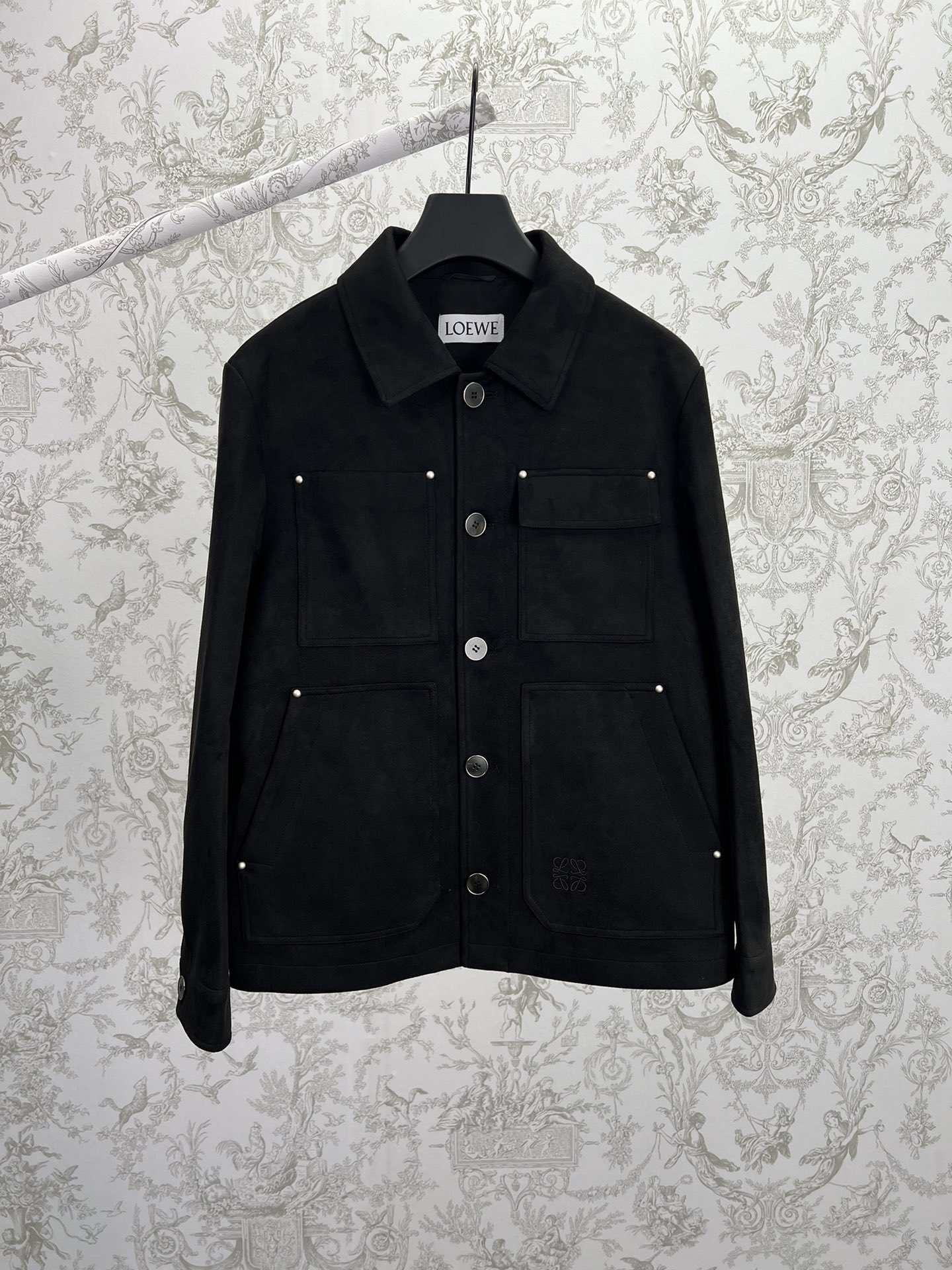 🅿️530 @Loewe 25ss nueva chaqueta de trabajo color negro con cuello clásico, bolsillos con bordado Anagram, versión alt…
