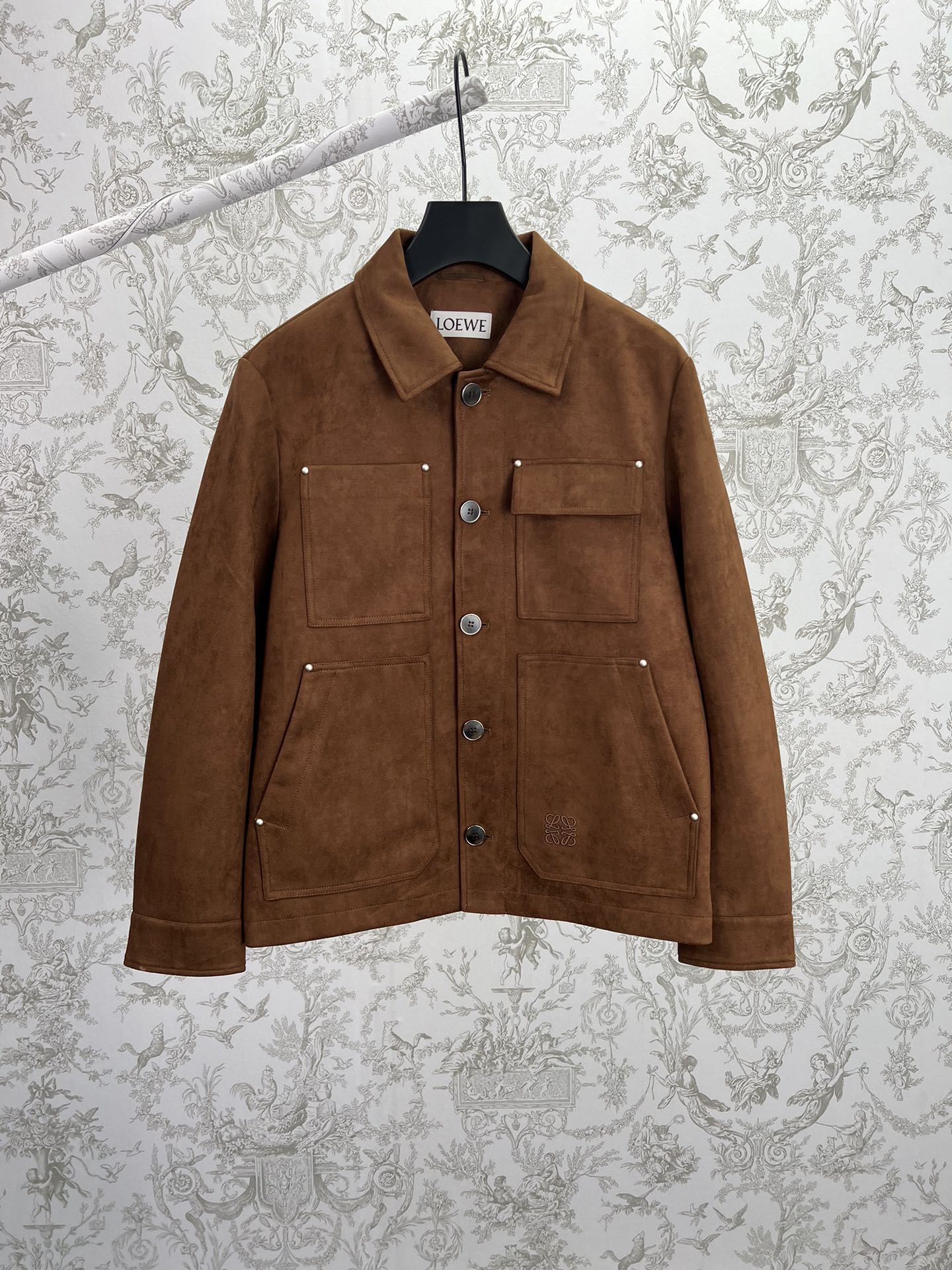 🅿️530 Loewe 25ss nueva chaqueta de trabajo color marrón con cuello clásico, bolsillos con bordado Anagram, versión alt…