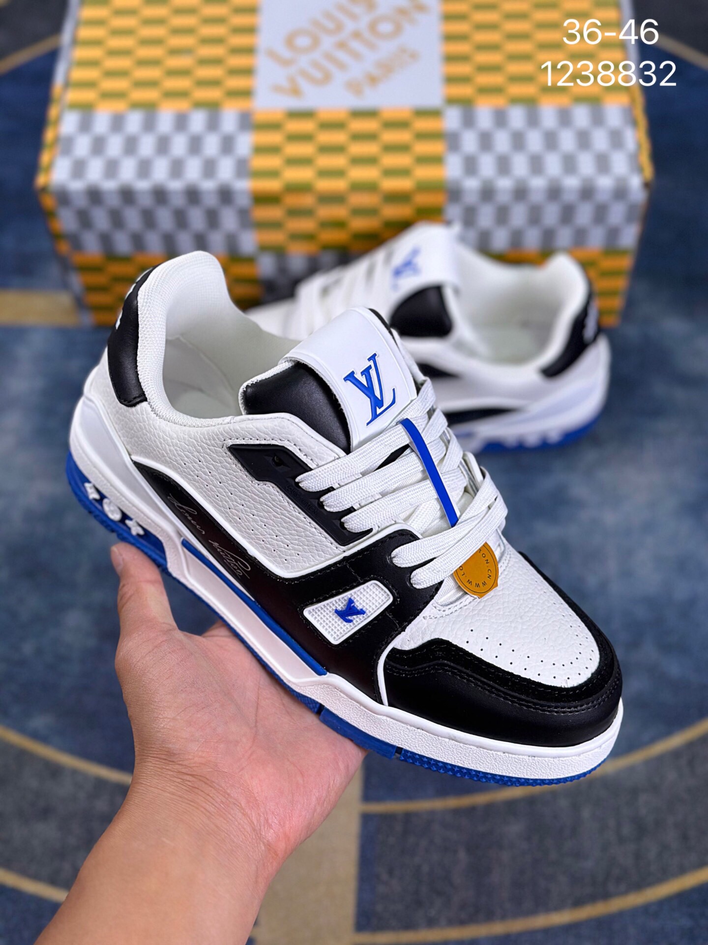 💰160
Louis Vuitton/路易威登 采用大荔枝鞋面材质，原装一致TPR光泽组合鞋底，耐弯折滴塑支持片，鞋垫嵌入超软脚感乳胶材质❗驴的篮球鞋，Virgil Abloh亲自操刀 计❗全新LV路易威登Louis Vuitton Trainer Sneaker Low休闲运动文化休闲鞋 编码:1238832