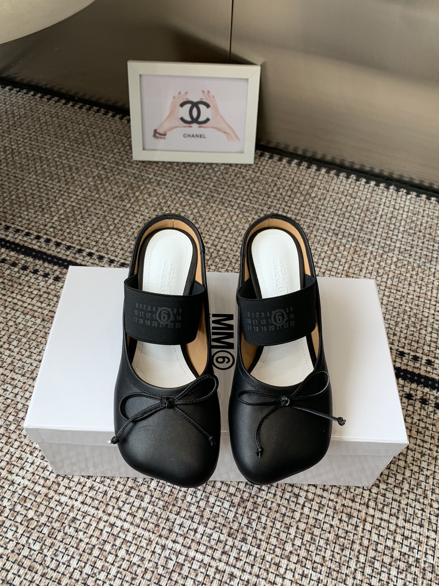 NO:511638,Cowhide MM6 Magila 25ss latest high heel apple head bow single half slippers Classic diagonal toe plus cylindrical heel, high-end and decent, can go out beautifully no matter how you wear it. Full of temperament, brand elastic belt design embellishment, adds a gorgeous and romantic feeling, it is easy to be attracted at a glance, matched with a wide range of occasions, can show elegant charm and temperament in daily life or party activities. Upper material fabric/cowhide elastic belt design, sheepskin footbed, genuine leather soles, heel height 5 cm Size: 35-39 (34.40 custom made without return), ballet shoes, masion margiela, masion margiela, slippers, cowhide, sheepskin, Leather soles19860909牛皮面 MM6 马吉拉 25ss最新高跟苹果头蝴蝶结单鞋半拖鞋 经典斜方头加圆柱跟 高级又不失体面 怎么穿都能美美的出街 气质满满 品牌弹力带设计点缀 更增添了份华丽浪漫感很容易一眼就被吸引 搭配场合也挺广泛的日常或者派对活动都能展现优雅的魅力气质 鞋面材质布面/牛皮面松紧带设计 羊皮垫脚 真皮大底 跟高5厘米 码数:35-39 (34.40定做不退换),芭蕾舞鞋,masion margiela,masion margiela,slippers,cowhide,sheepskin,Leather soles,Women's Shoes