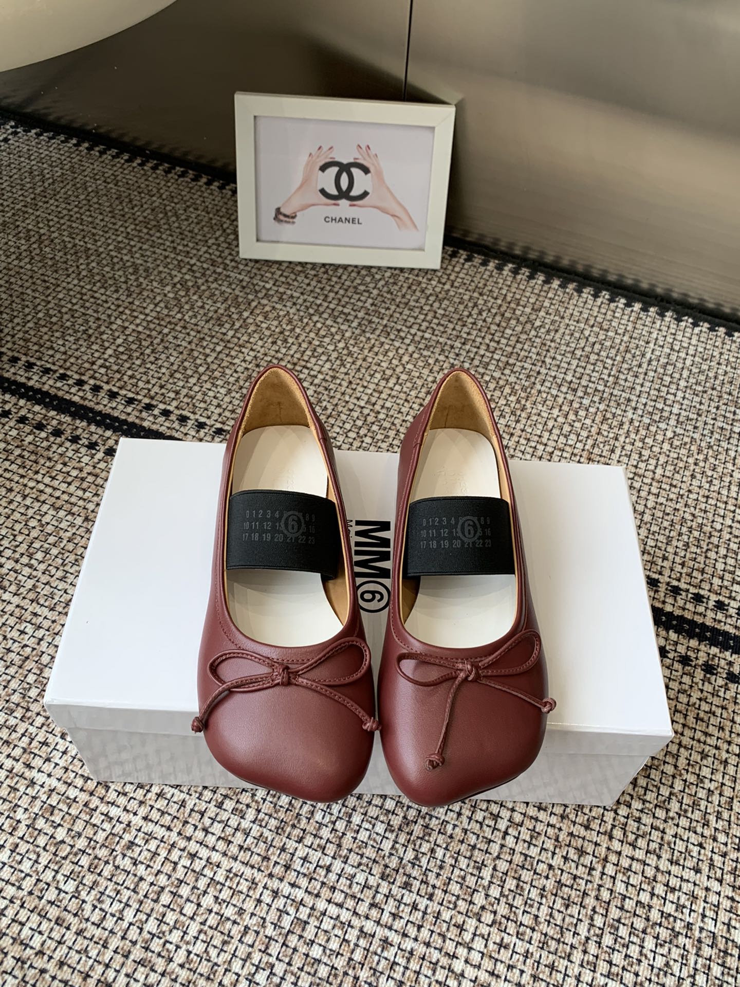 NO:511643,MM6 Magila 25ss latest bow shoes, classic diagonal square toe retro color design, high-end and decent, can be beautiful when worn, brand elastic band design embellishment, adds a gorgeous and romantic feeling, it is easy to be attracted at a glance, matched with a wide range of occasions, can show elegant charm and temperament, upper material, cowhide, sheepskin, leather soles, size: 35-39 (34.40 custom made without return), ballet shoes, masion margiela, masion margiela, cowhide, sheepskin, Leather soles19860909MM6 马吉拉 25ss最新蝴蝶结单鞋 经典斜方头复古擦色设计 高级又不失体面 怎么穿都能美美的出街 品牌弹力带设计点缀 更增添了份华丽浪漫感很容易一眼就被吸引 搭配场合也挺广泛的日常或者派对活动都能展现优雅的魅力气质 鞋面材质牛皮面松紧带设计 羊皮垫脚 真皮大底 码数: 35-39 (34.40定做不退换),芭蕾舞鞋,masion margiela,masion margiela,cowhide,sheepskin,Leather soles,Women's Shoes