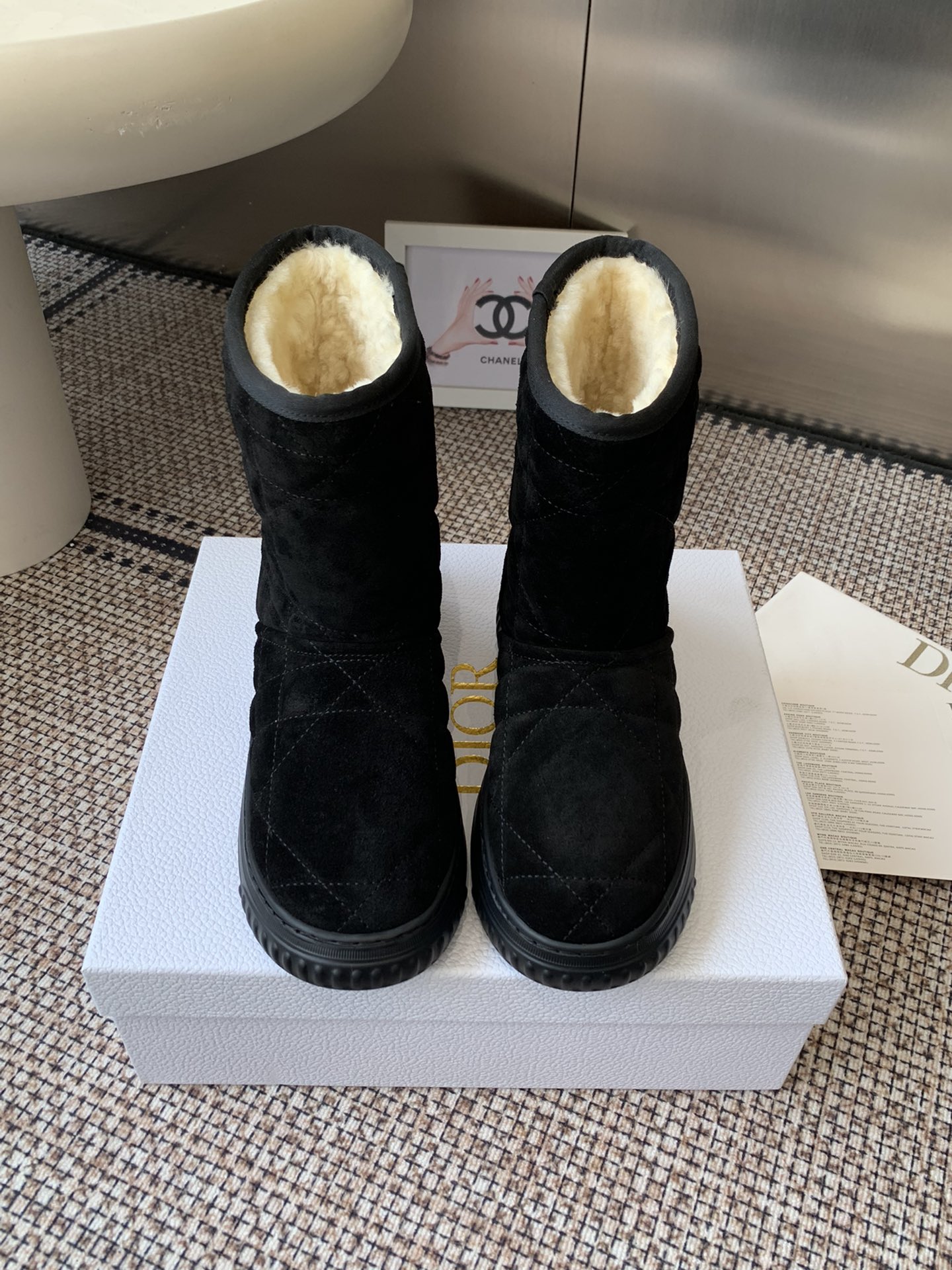 NO:511635,Dior Autumn and Winter New Snow Boots This Dior ankle boot is cleverly blended with Dior Chez Moi series elements. It is made of Oblique printed velvet Christian Dior” logo. Sheepskin fur is integrated with rope braided and Eva sole. It can be worn indoors or outdoors. It can be matched with other Dior Chez Moi items. Fabrics. Beef velvet. Inner Australian wool. Size 35-41 (customized for 40 41), snow boots, dior, dior, boots, sheepskin19860909Dior 迪奥 秋冬 新款雪地靴 这款Dior 及踝靴巧妙融合 Dior Chez Moi 系列元素 采用 Oblique 印花天鹅绒制作 Christian Dior”标志 羊皮毛一体搭配绳编与Eva 鞋底 室内或室外均可穿着 可与其他 Dior Chez Moi 单品搭配 面料 牛反绒 内里 澳洲羊毛 码数35-41（40 41定做）,雪地靴,dior,dior,boots,sheepskin,Women's Shoes