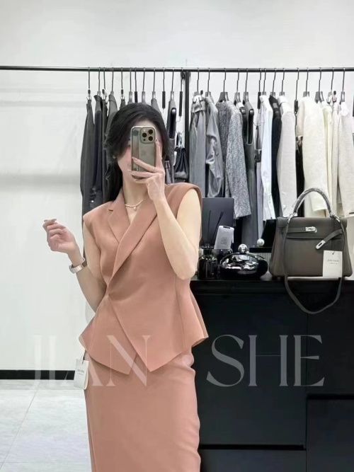 Elegant Women's Sleeveless Vest and Midi Skirt Set - Versatile & Stylish 1 Elegant Women's Sleeveless Vest and Midi Skirt Set - Versatile & Stylish
