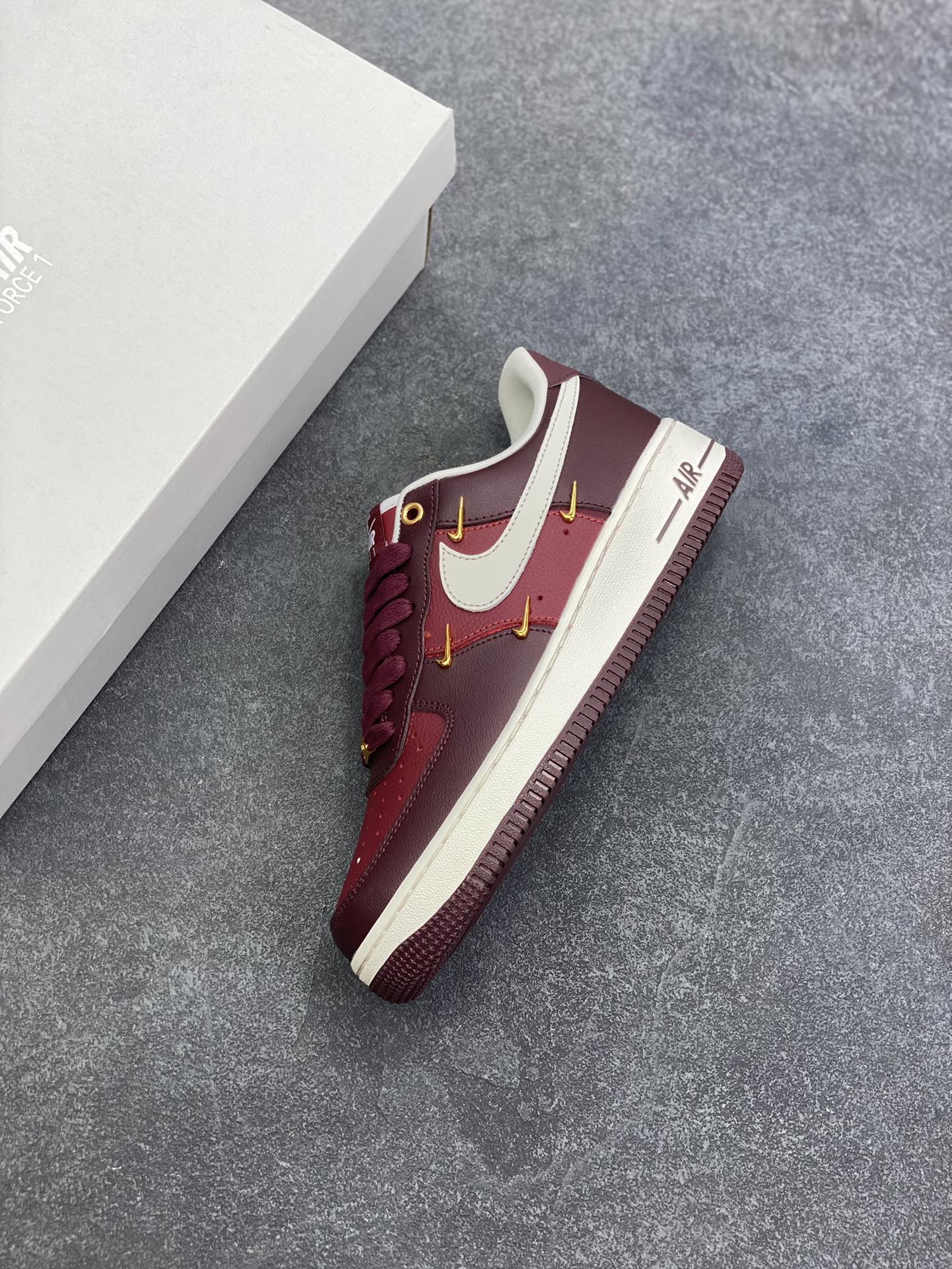 图片[7]-Nike Air Force 1 Low 酒红小四勾 空军一号低帮运动休闲板鞋 原楦头原纸板 打造纯正空军版型#专注外贸渠道 全掌内置蜂窝气垫 #原盒配件 原厂中底钢印、拉帮完美 货号：IR0485-611 尺码：36 36.5 37.5 38 38.5 39 40 40.5 41 42 42.5 43 44 44.5 45-选品中心