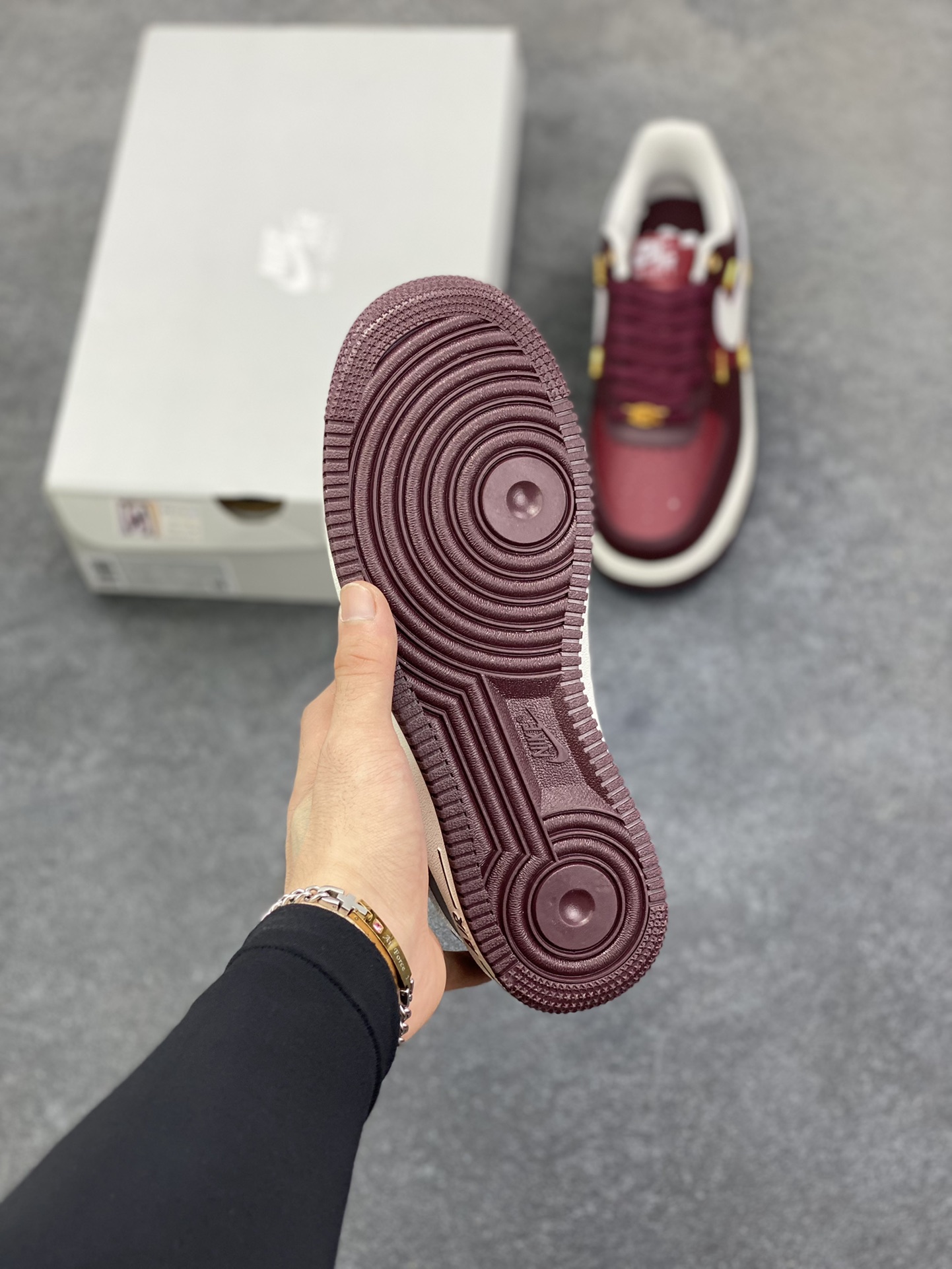 图片[5]-Nike Air Force 1 Low 酒红小四勾 空军一号低帮运动休闲板鞋 原楦头原纸板 打造纯正空军版型#专注外贸渠道 全掌内置蜂窝气垫 #原盒配件 原厂中底钢印、拉帮完美 货号：IR0485-611 尺码：36 36.5 37.5 38 38.5 39 40 40.5 41 42 42.5 43 44 44.5 45-选品中心