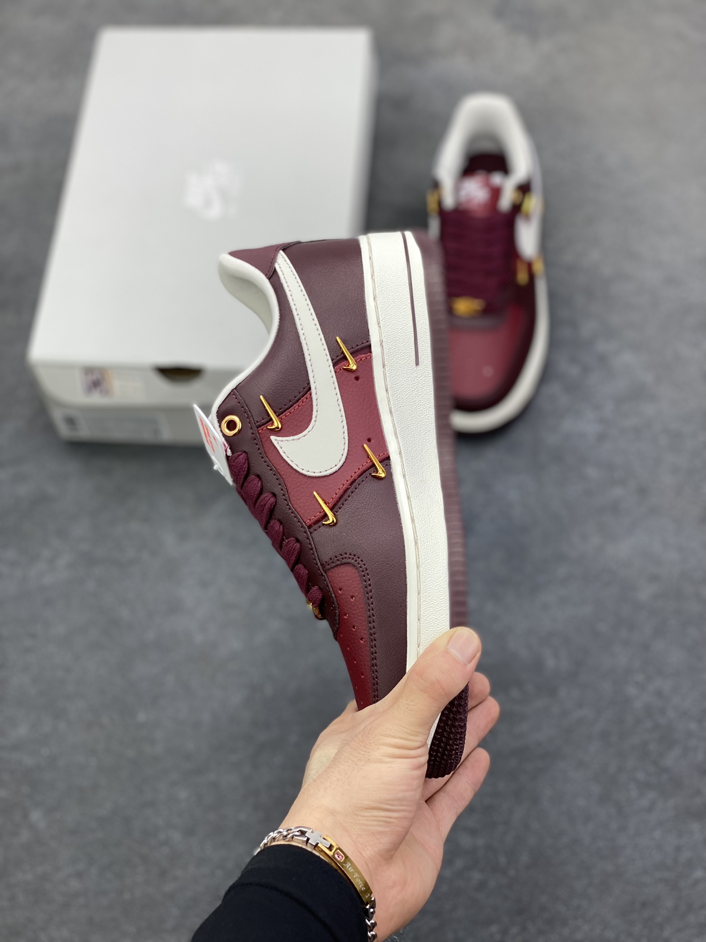 图片[3]-Nike Air Force 1 Low 酒红小四勾 空军一号低帮运动休闲板鞋 原楦头原纸板 打造纯正空军版型#专注外贸渠道 全掌内置蜂窝气垫 #原盒配件 原厂中底钢印、拉帮完美 货号：IR0485-611 尺码：36 36.5 37.5 38 38.5 39 40 40.5 41 42 42.5 43 44 44.5 45-选品中心