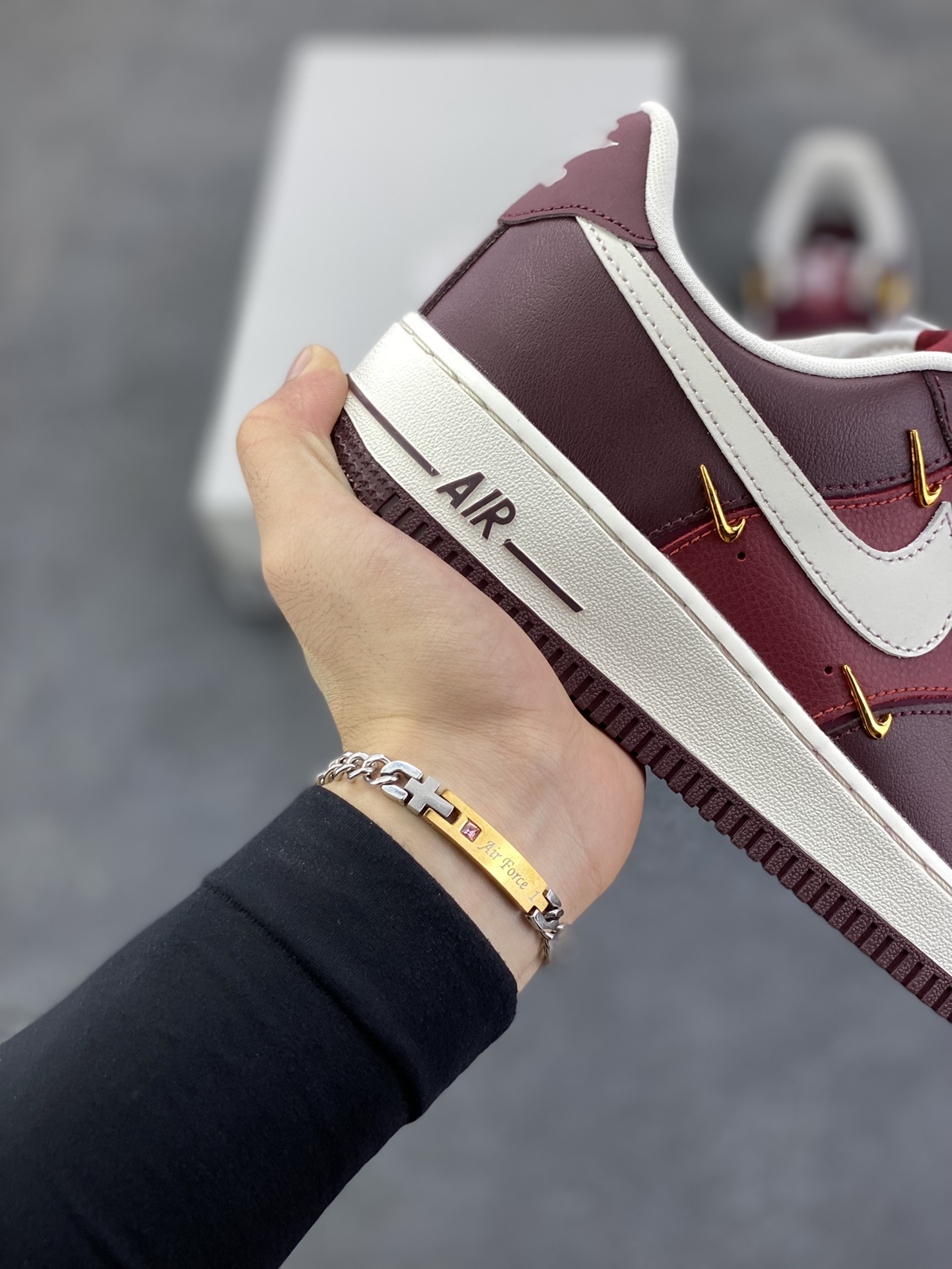 图片[6]-Nike Air Force 1 Low 酒红小四勾 空军一号低帮运动休闲板鞋 原楦头原纸板 打造纯正空军版型#专注外贸渠道 全掌内置蜂窝气垫 #原盒配件 原厂中底钢印、拉帮完美 货号：IR0485-611 尺码：36 36.5 37.5 38 38.5 39 40 40.5 41 42 42.5 43 44 44.5 45-选品中心