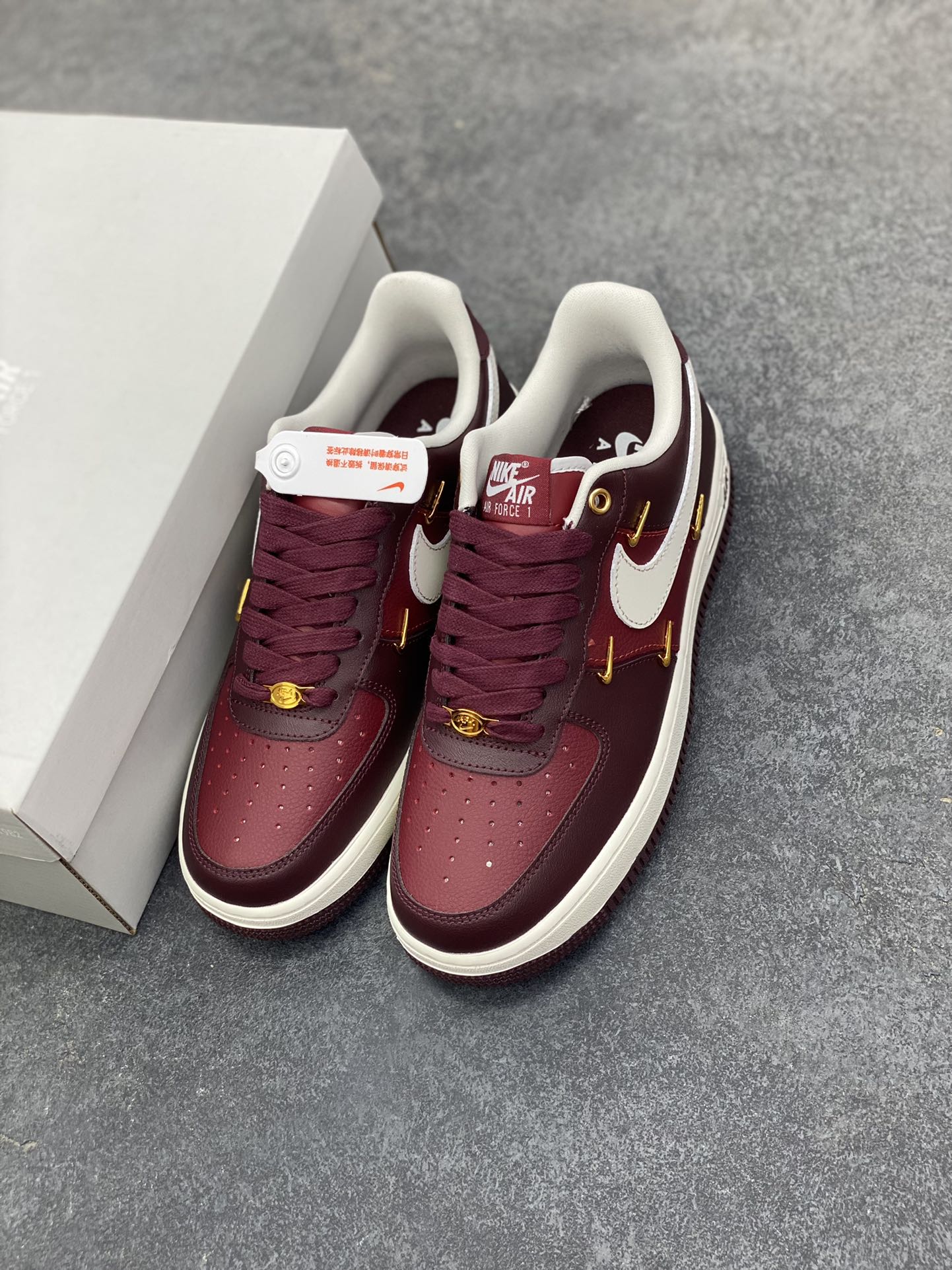 图片[8]-Nike Air Force 1 Low 酒红小四勾 空军一号低帮运动休闲板鞋 原楦头原纸板 打造纯正空军版型#专注外贸渠道 全掌内置蜂窝气垫 #原盒配件 原厂中底钢印、拉帮完美 货号：IR0485-611 尺码：36 36.5 37.5 38 38.5 39 40 40.5 41 42 42.5 43 44 44.5 45-选品中心