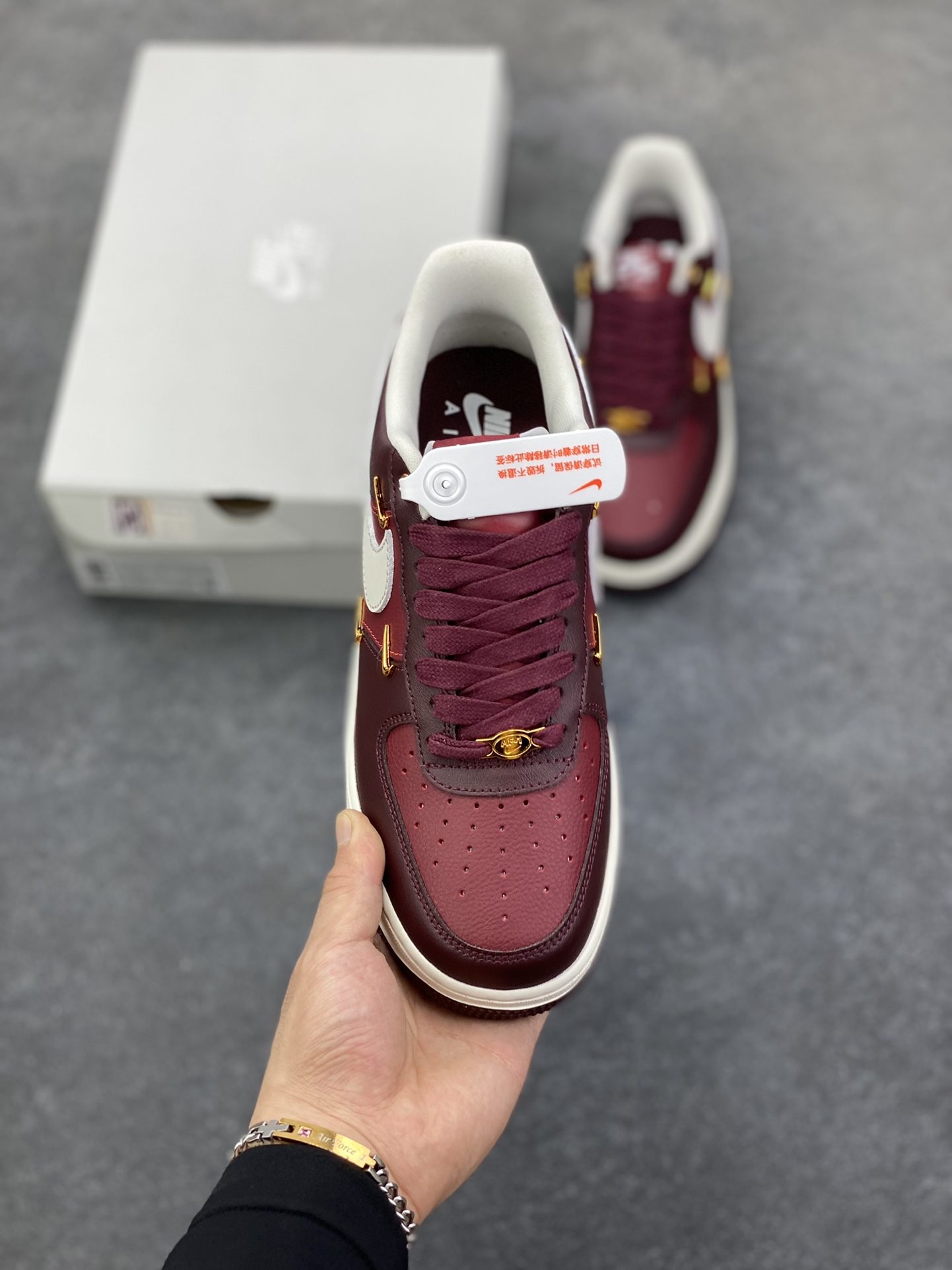 图片[2]-Nike Air Force 1 Low 酒红小四勾 空军一号低帮运动休闲板鞋 原楦头原纸板 打造纯正空军版型#专注外贸渠道 全掌内置蜂窝气垫 #原盒配件 原厂中底钢印、拉帮完美 货号：IR0485-611 尺码：36 36.5 37.5 38 38.5 39 40 40.5 41 42 42.5 43 44 44.5 45-选品中心