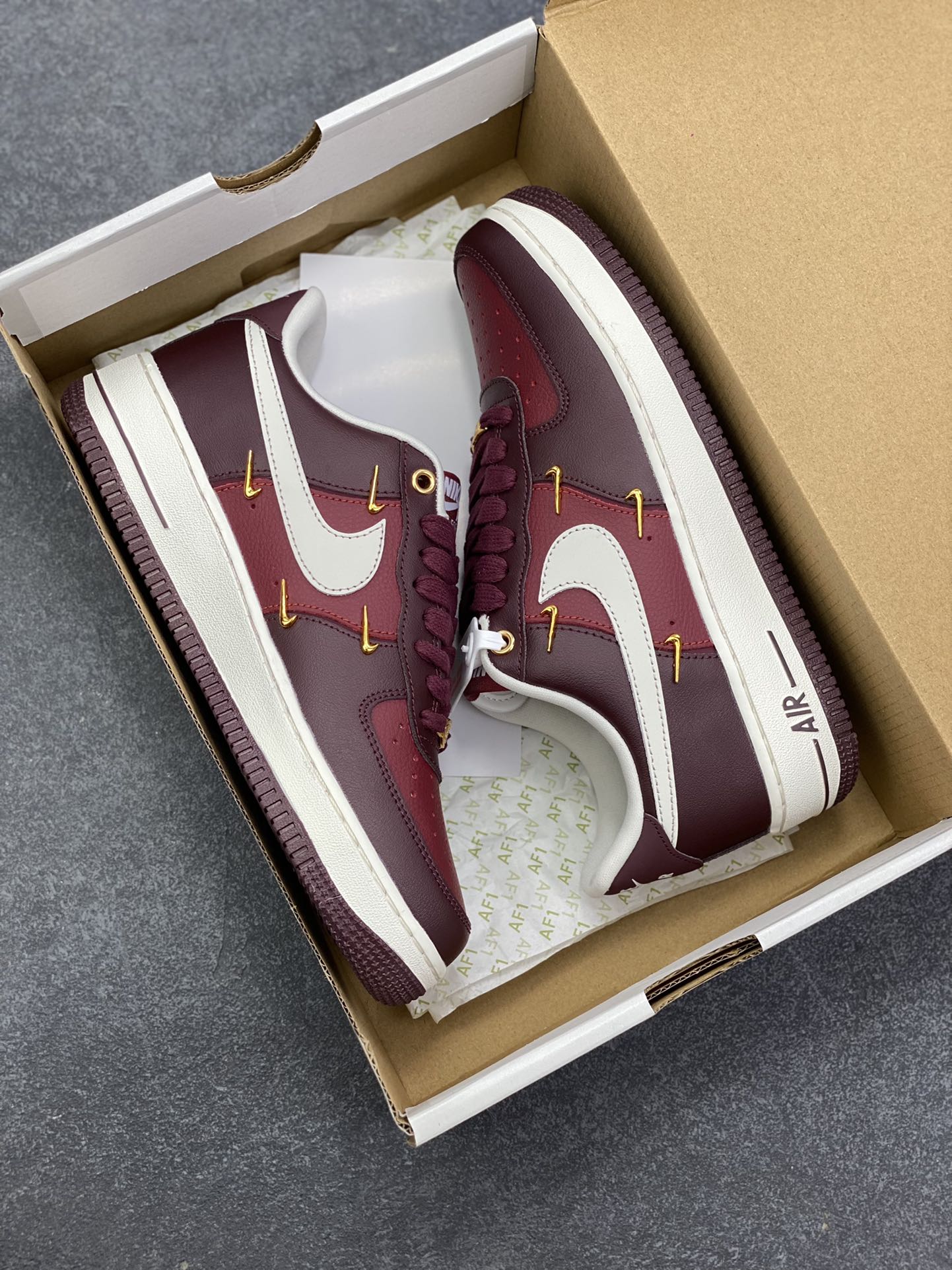 图片[9]-Nike Air Force 1 Low 酒红小四勾 空军一号低帮运动休闲板鞋 原楦头原纸板 打造纯正空军版型#专注外贸渠道 全掌内置蜂窝气垫 #原盒配件 原厂中底钢印、拉帮完美 货号：IR0485-611 尺码：36 36.5 37.5 38 38.5 39 40 40.5 41 42 42.5 43 44 44.5 45-选品中心