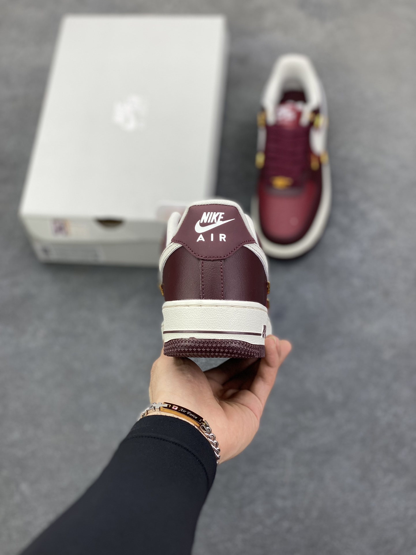 图片[4]-Nike Air Force 1 Low 酒红小四勾 空军一号低帮运动休闲板鞋 原楦头原纸板 打造纯正空军版型#专注外贸渠道 全掌内置蜂窝气垫 #原盒配件 原厂中底钢印、拉帮完美 货号：IR0485-611 尺码：36 36.5 37.5 38 38.5 39 40 40.5 41 42 42.5 43 44 44.5 45-选品中心