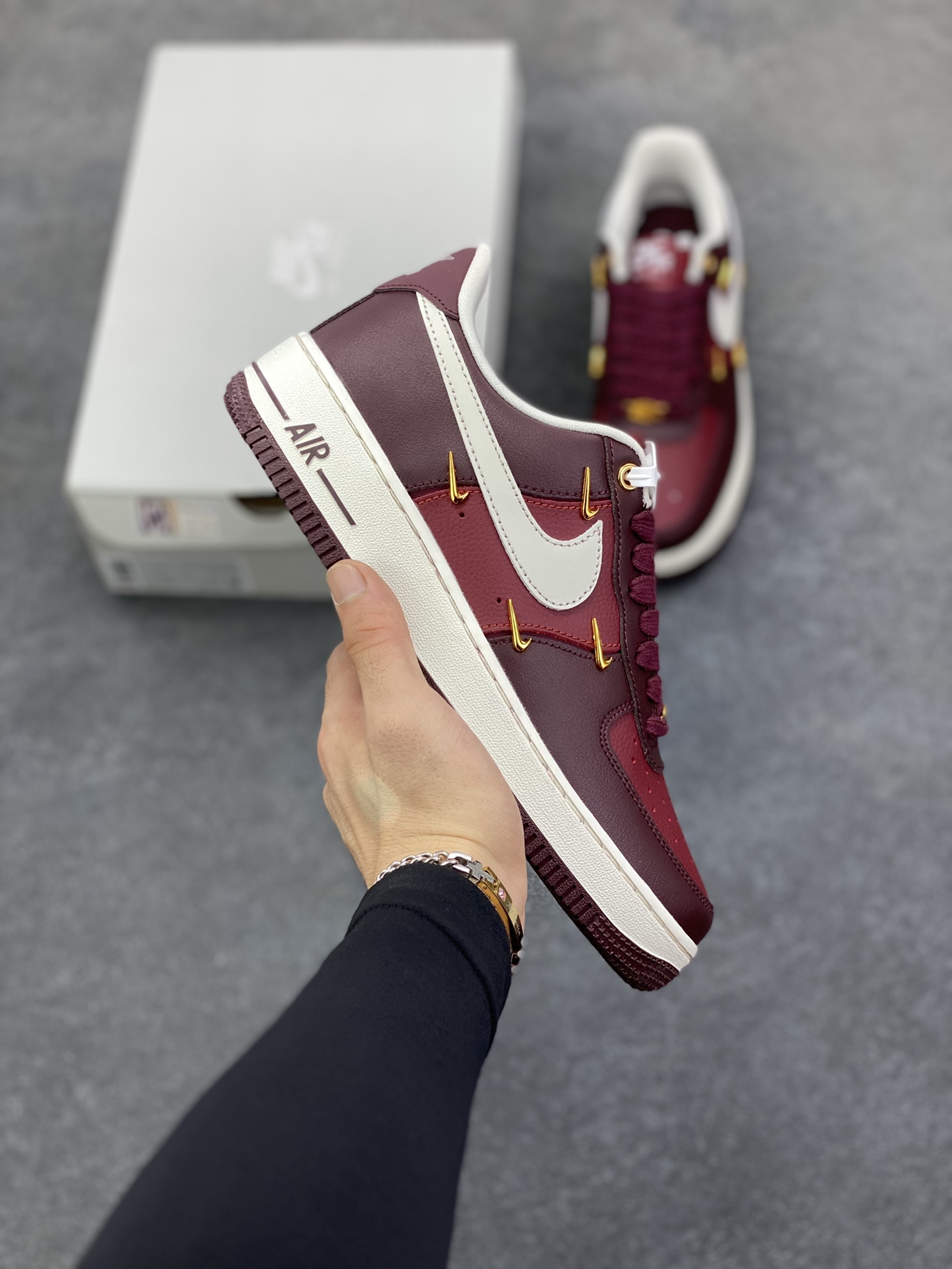 Nike Air Force 1 Low 酒红小四勾 空军一号低帮运动休闲板鞋 原楦头原纸板 打造纯正空军版型#专注外贸渠道 全掌内置蜂窝气垫 #原盒配件 原厂中底钢印、拉帮完美 货号:IR0485-611 尺码:36 36.5 37.5 38 38.5 39 40 40.5 41 42 42.5 43 44 44.5 45-选品中心