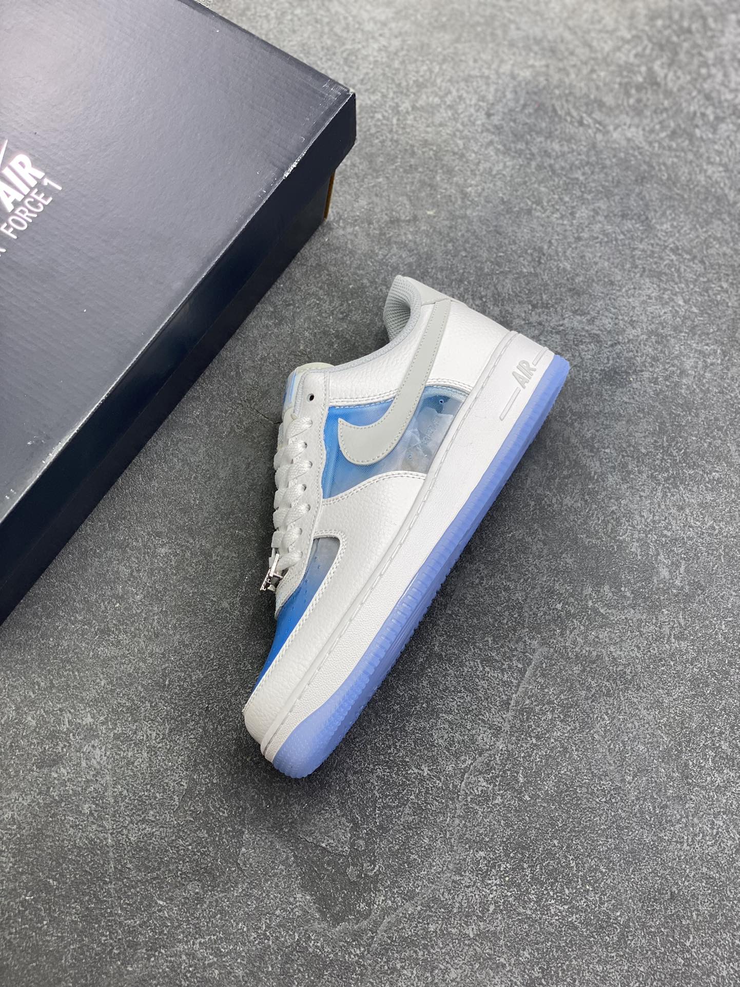 图片[7]-NK Air Force 1 空军一号 透明白蓝 原楦头原纸板 打造纯正空军版型#专注外贸渠道 全掌内置蜂窝气垫 #原盒配件 原厂中底钢印、拉帮完美 货号：IB5724-100 尺码：36 36.5 37.5 38 38.5 39 40 40.5 41 42 42.5 43 44 44.5 45-选品中心