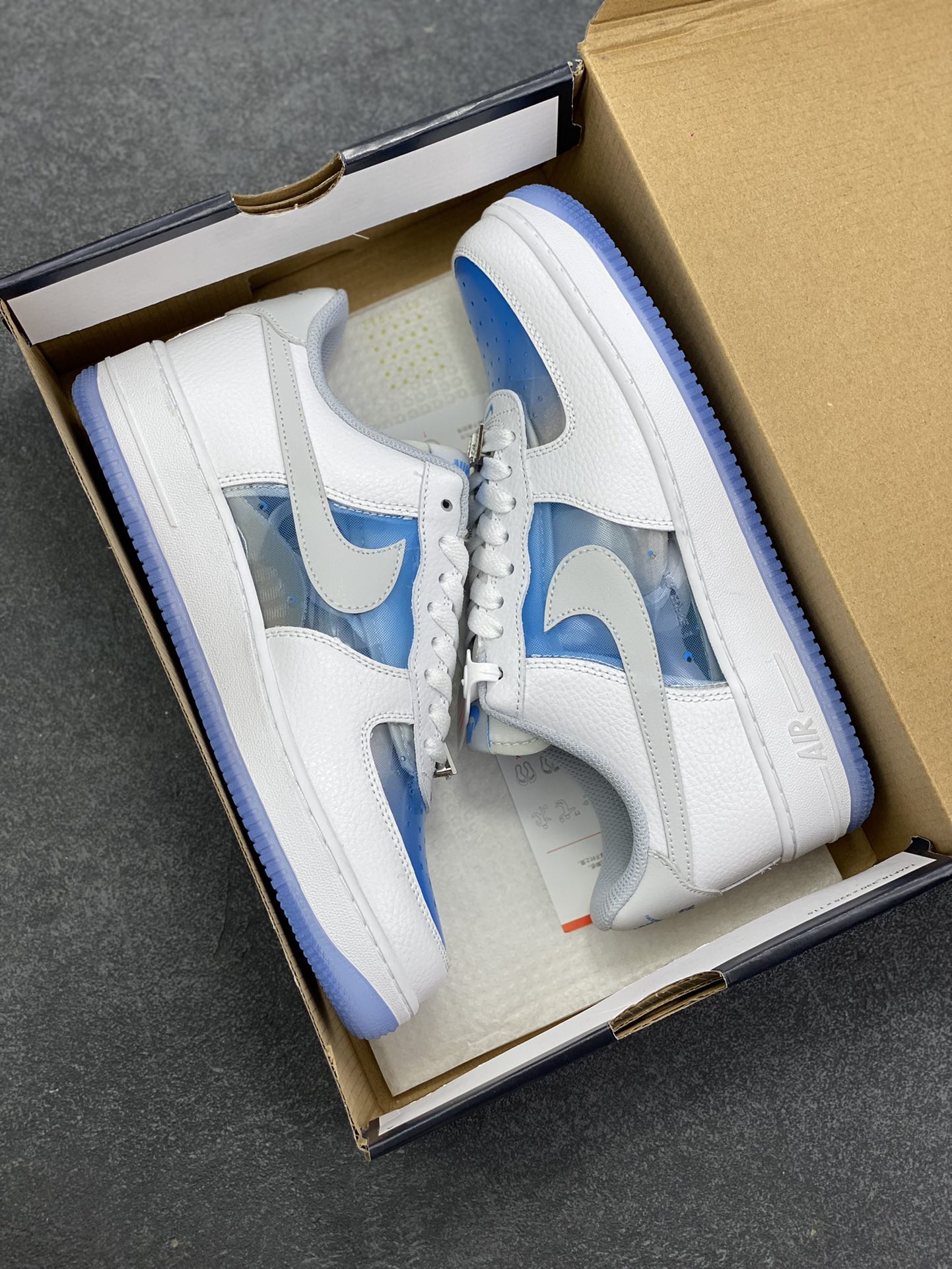 图片[9]-NK Air Force 1 空军一号 透明白蓝 原楦头原纸板 打造纯正空军版型#专注外贸渠道 全掌内置蜂窝气垫 #原盒配件 原厂中底钢印、拉帮完美 货号：IB5724-100 尺码：36 36.5 37.5 38 38.5 39 40 40.5 41 42 42.5 43 44 44.5 45-选品中心