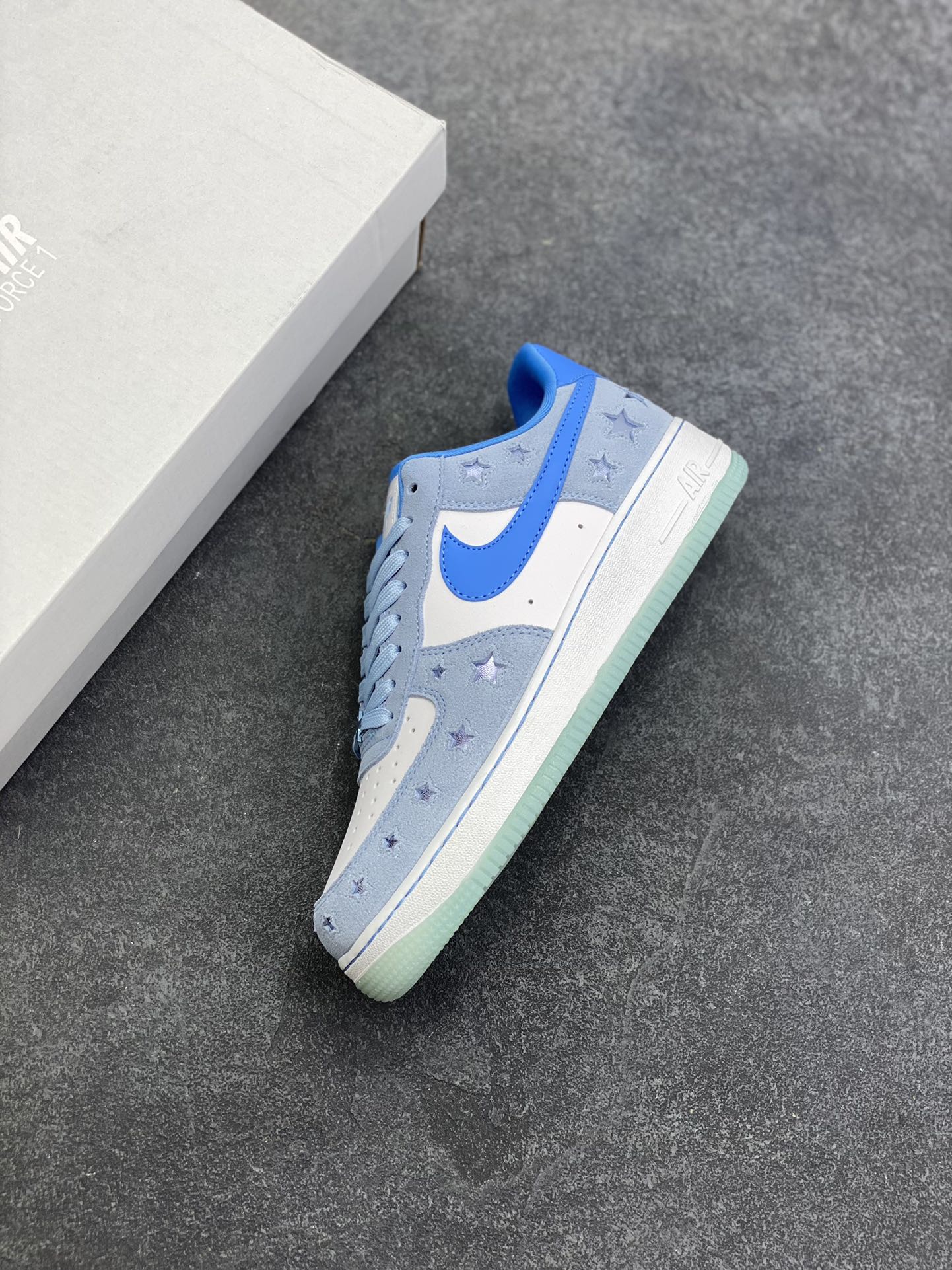 图片[7]-Nike Air Force 1 Low 翻毛星星蓝 原楦头原纸板 打造纯正空军版型 专注外贸渠道 全掌内置蜂窝气垫 原盒配件 原厂中底钢印、拉帮完美 货号：HQ8051-400 尺码：36 36.5 37.5 38 38.5 39 40 40.5 41 42 42.5 43 44 44.5 45-选品中心