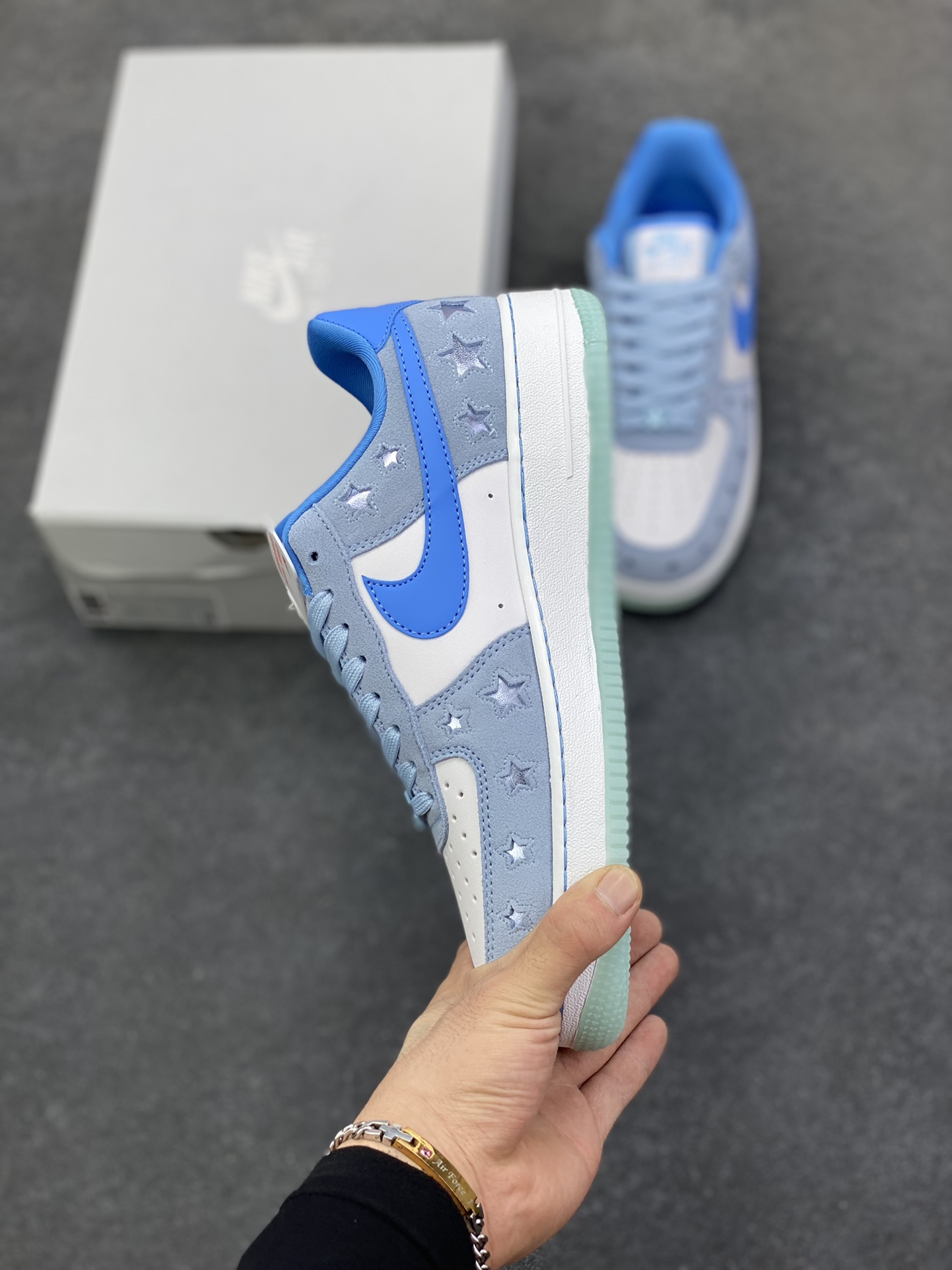 图片[3]-Nike Air Force 1 Low 翻毛星星蓝 原楦头原纸板 打造纯正空军版型 专注外贸渠道 全掌内置蜂窝气垫 原盒配件 原厂中底钢印、拉帮完美 货号：HQ8051-400 尺码：36 36.5 37.5 38 38.5 39 40 40.5 41 42 42.5 43 44 44.5 45-选品中心