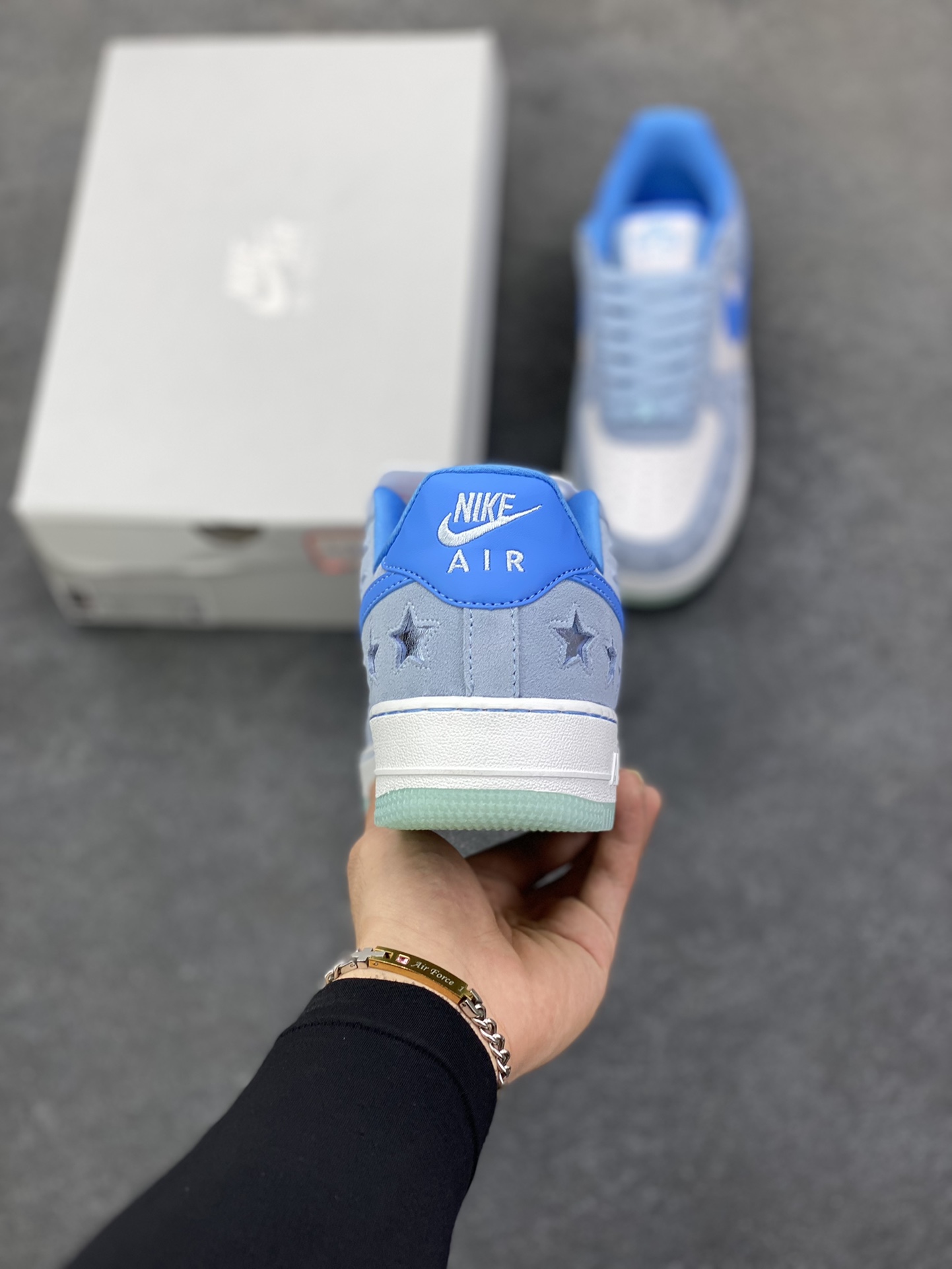 图片[4]-Nike Air Force 1 Low 翻毛星星蓝 原楦头原纸板 打造纯正空军版型 专注外贸渠道 全掌内置蜂窝气垫 原盒配件 原厂中底钢印、拉帮完美 货号：HQ8051-400 尺码：36 36.5 37.5 38 38.5 39 40 40.5 41 42 42.5 43 44 44.5 45-选品中心