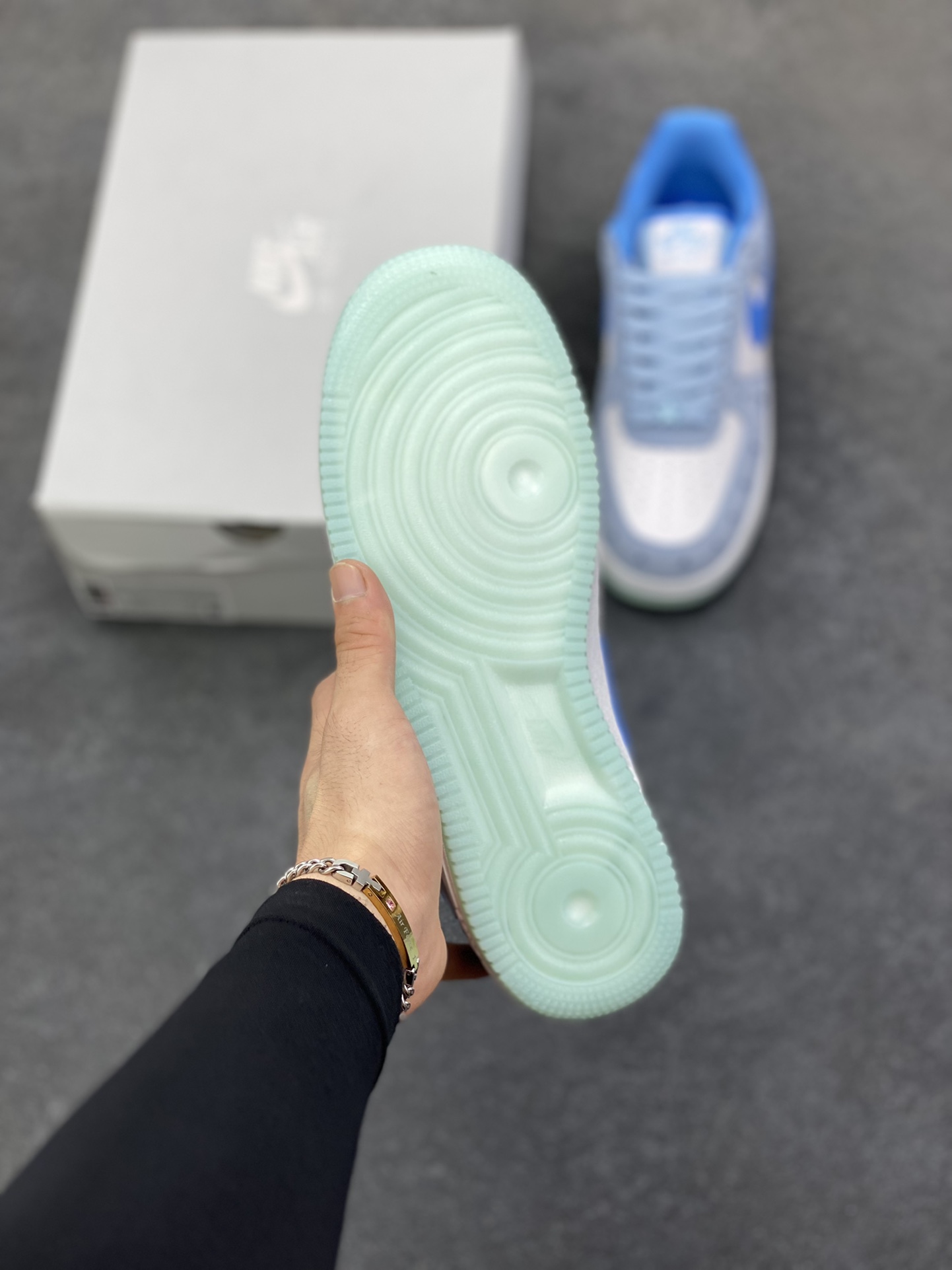 图片[5]-Nike Air Force 1 Low 翻毛星星蓝 原楦头原纸板 打造纯正空军版型 专注外贸渠道 全掌内置蜂窝气垫 原盒配件 原厂中底钢印、拉帮完美 货号：HQ8051-400 尺码：36 36.5 37.5 38 38.5 39 40 40.5 41 42 42.5 43 44 44.5 45-选品中心